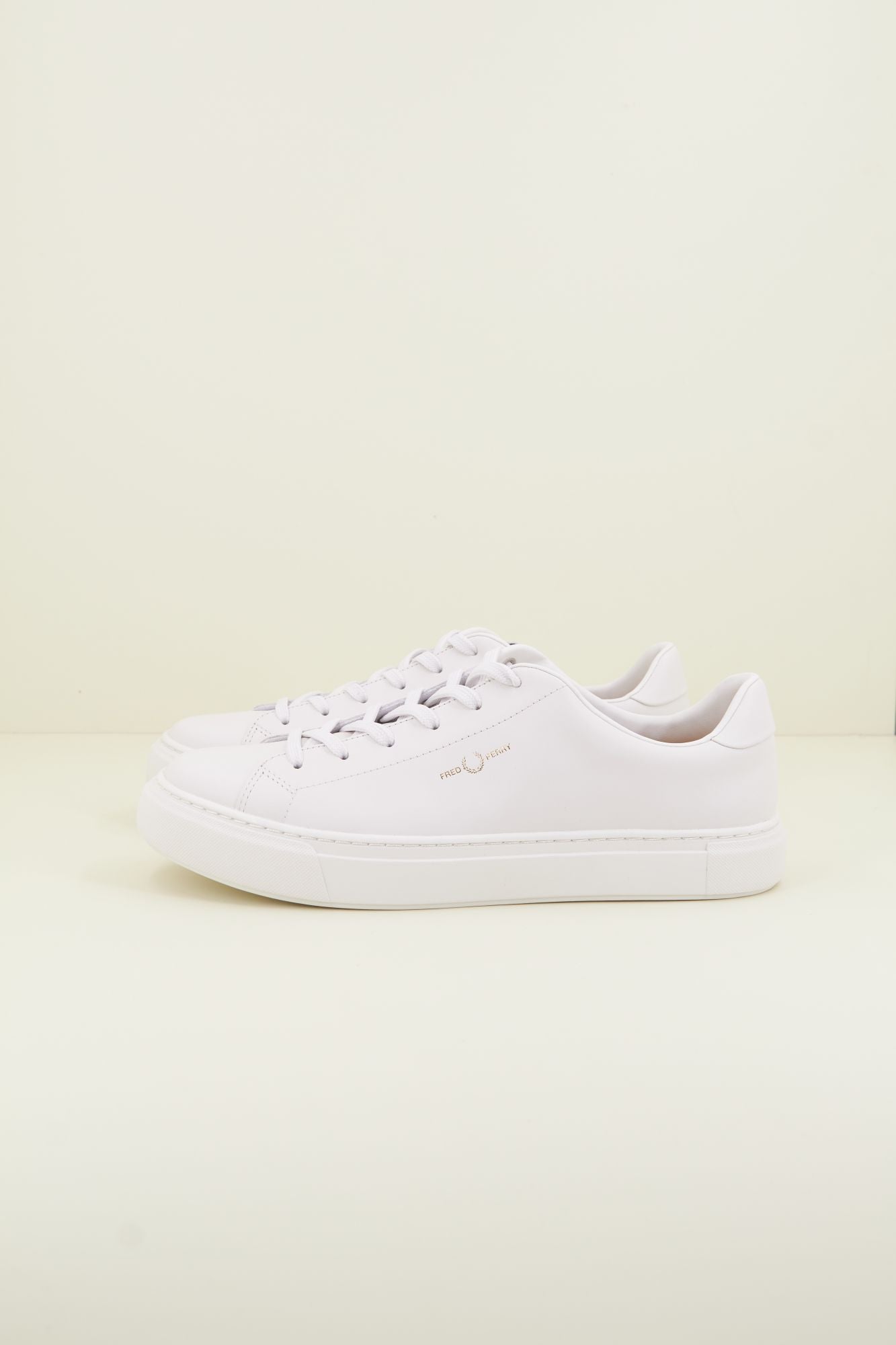 FRED PERRY LEATHER en color BLANCO (1)