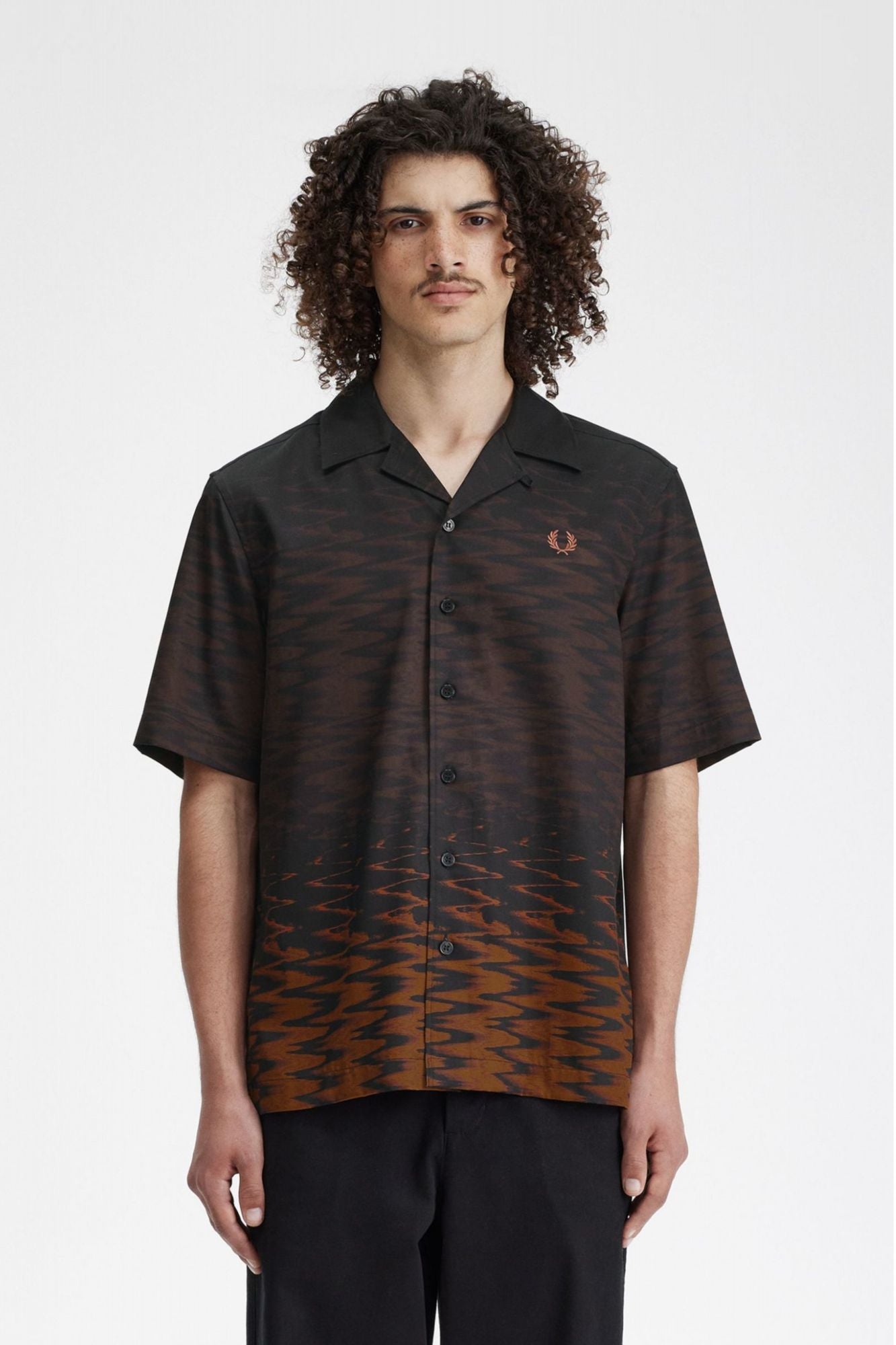 FRED PERRY WAVE GRAPHIC REVERE COLLAR en color NEGRO (1)