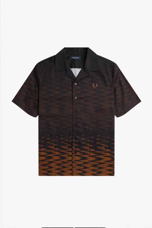 FRED PERRY WAVE GRAPHIC REVERE COLLAR en color NEGRO (2)