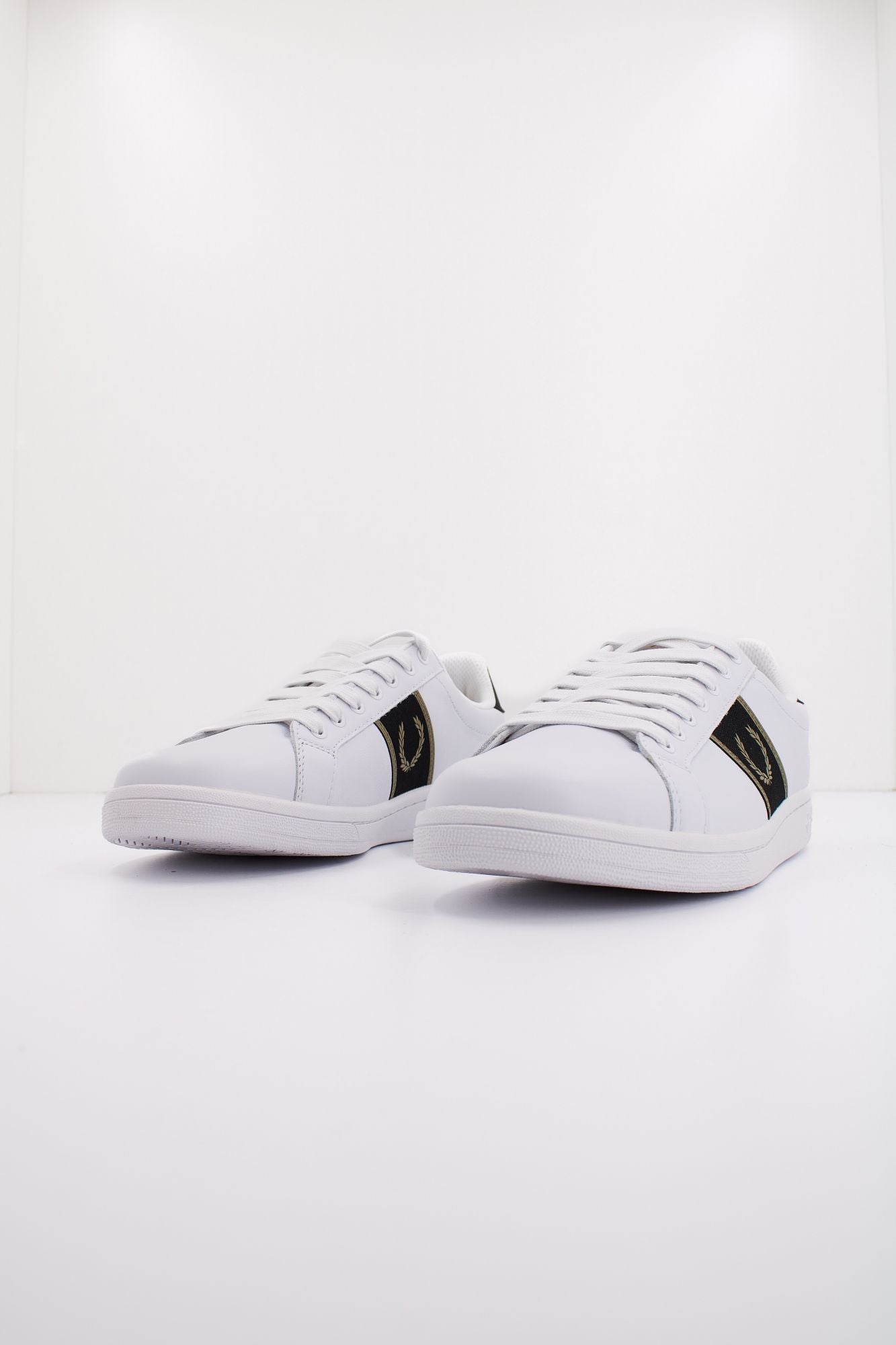 FRED PERRY B6304  en color BLANCO (2)