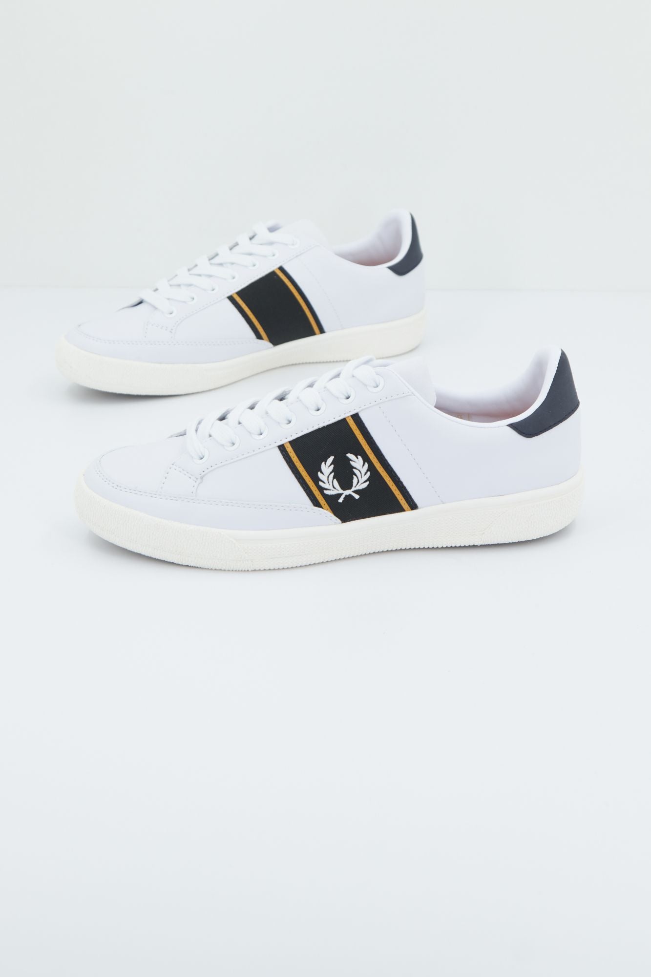 FRED PERRY B35  en color BLANCO (2)