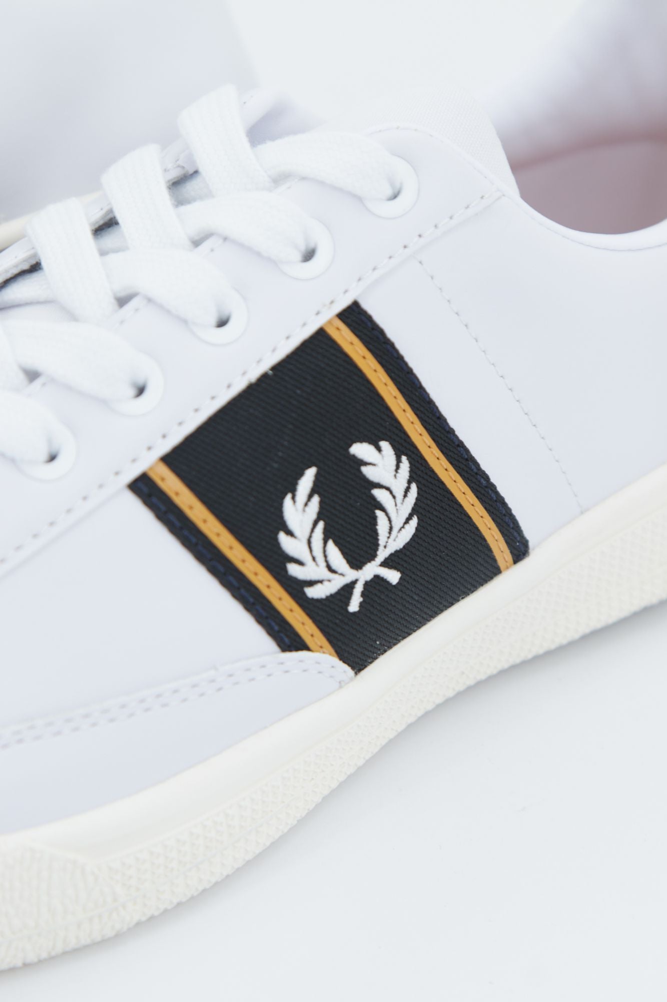 FRED PERRY B35  en color BLANCO (4)