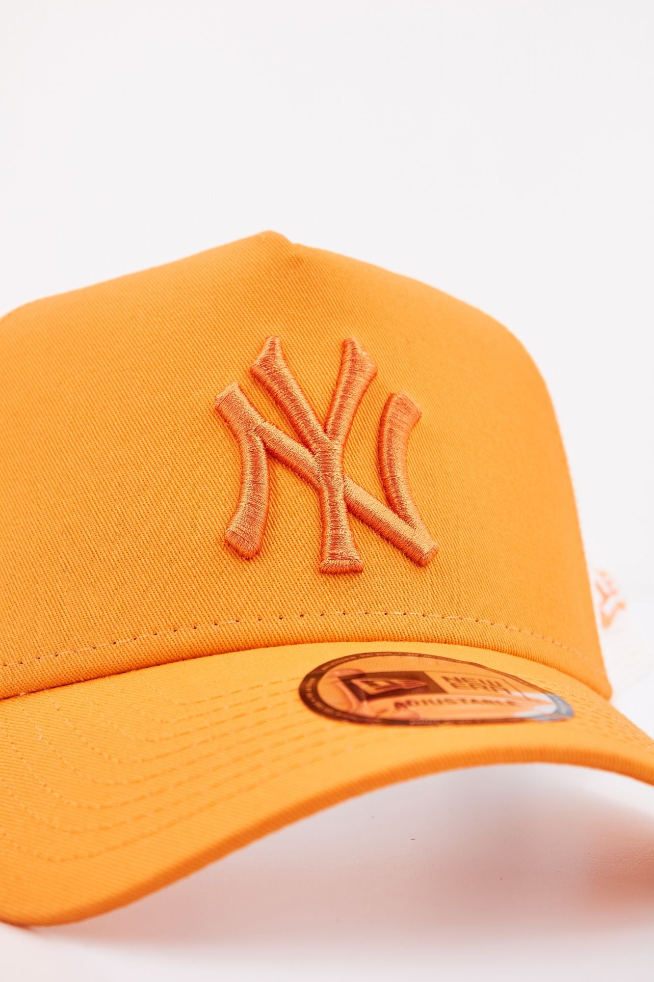 NEW ERA LEAGUE ESS TRUCKER NEYYA en color NARANJA (4)