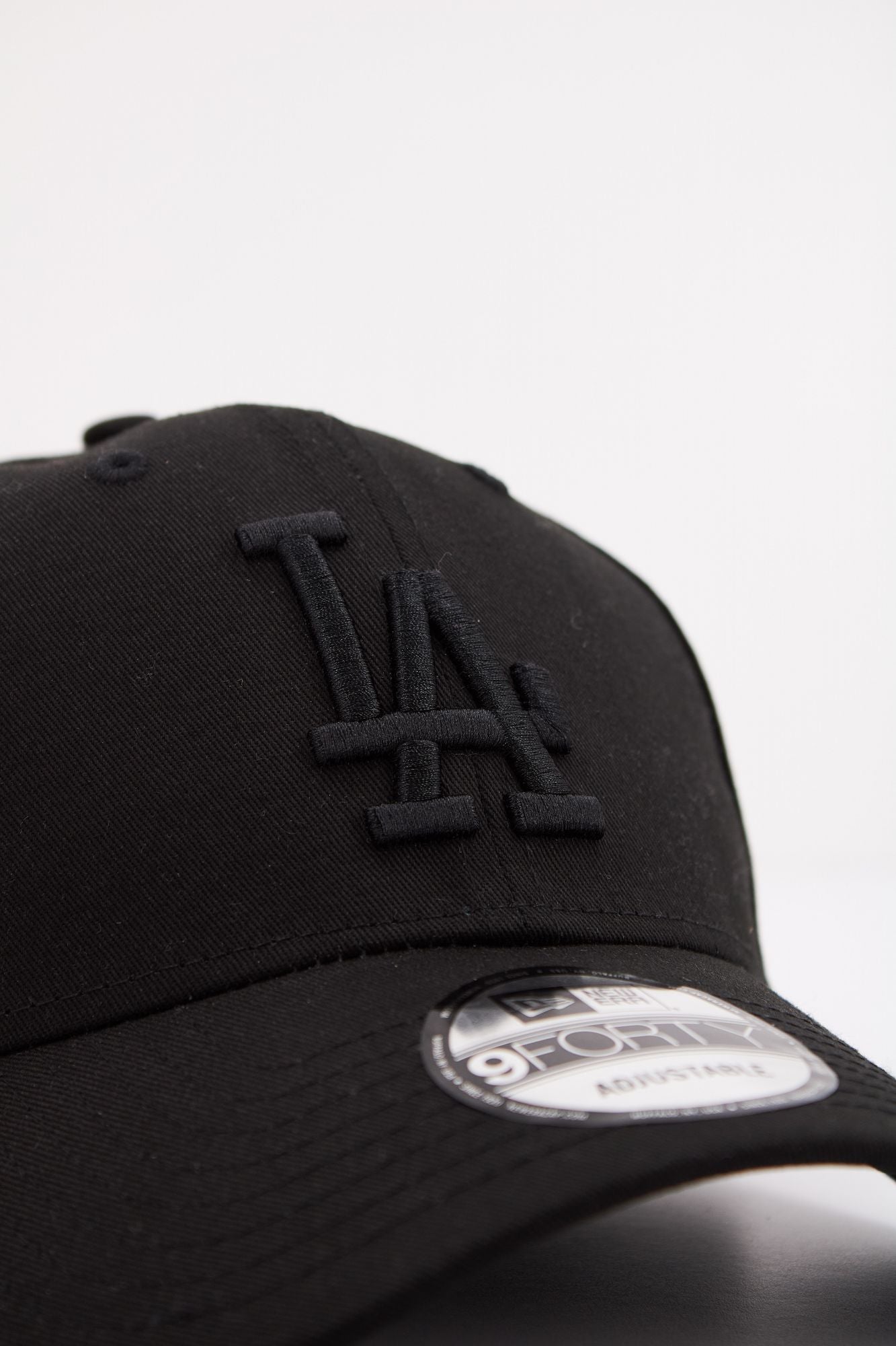 NEW ERA  LEAGUE ESSENTIAL 940 LOS en color NEGRO (4)