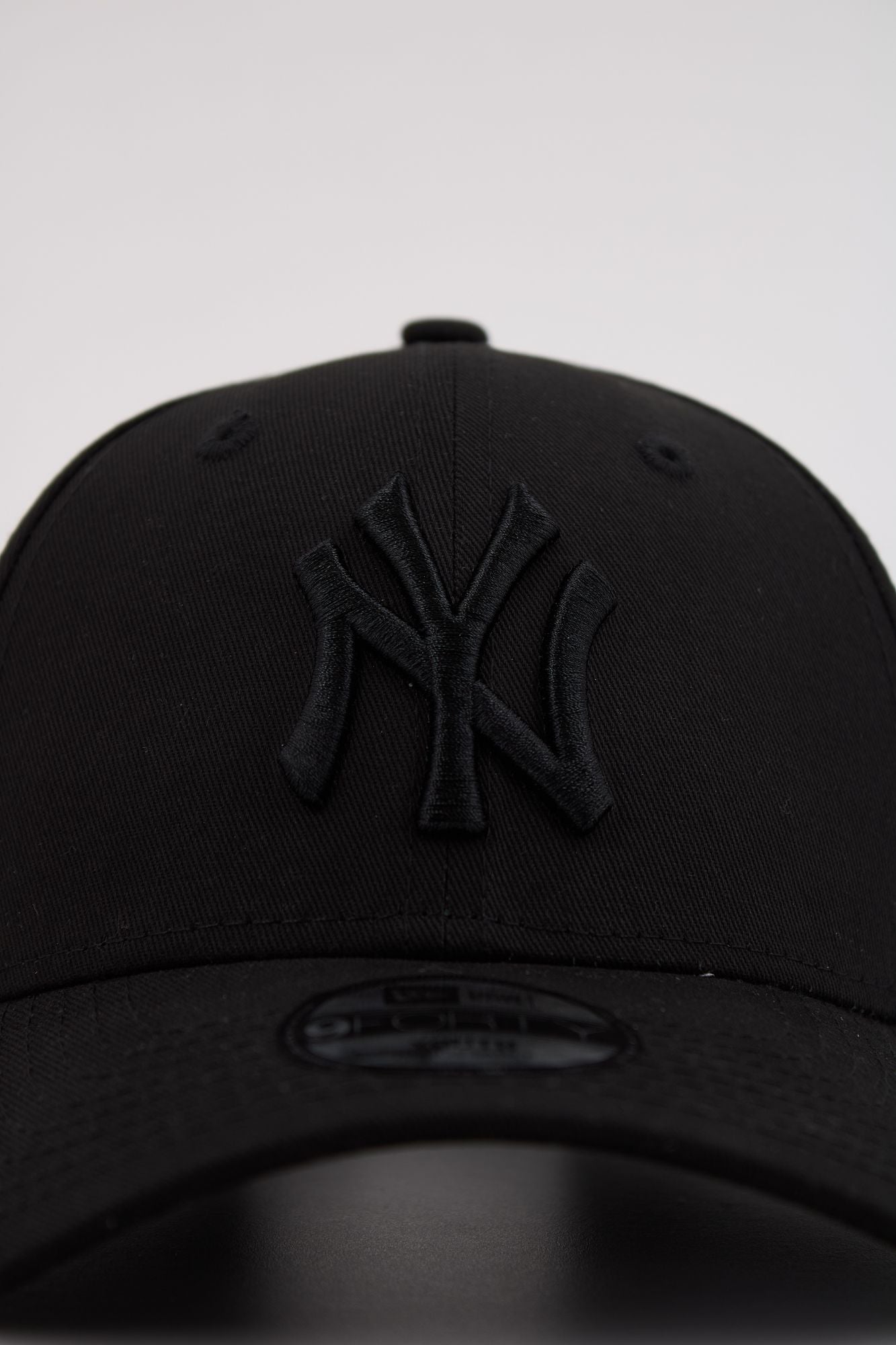 NEW ERA LEAGUE ESSENTI YOUTH en color NEGRO (4)