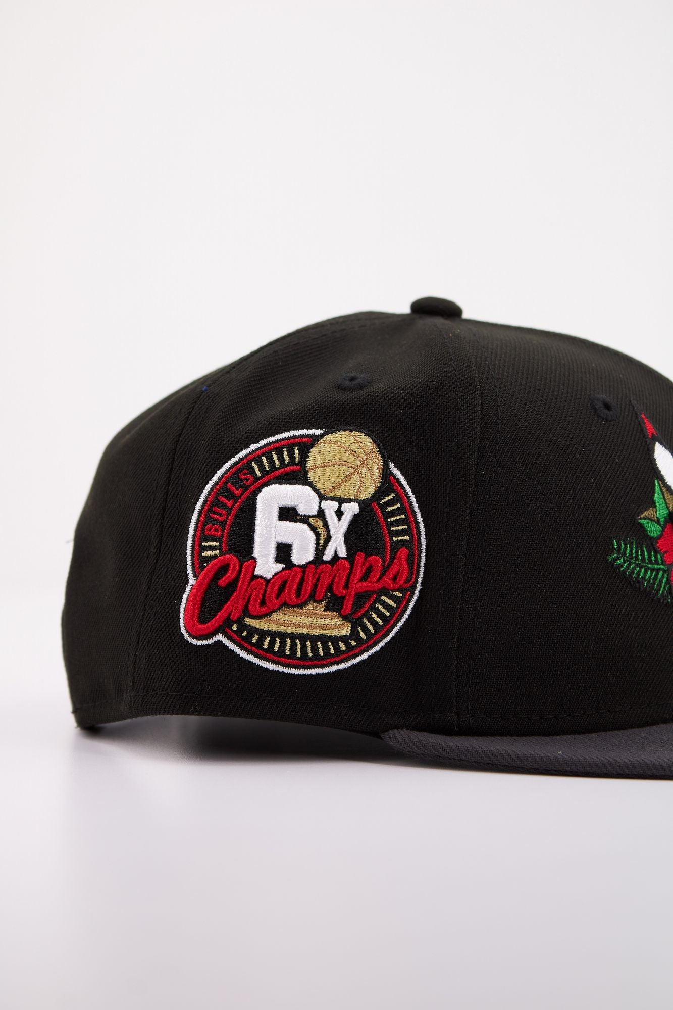 NEW ERA NBA FLORAL 9FIFTY CHIBUL en color NEGRO (4)