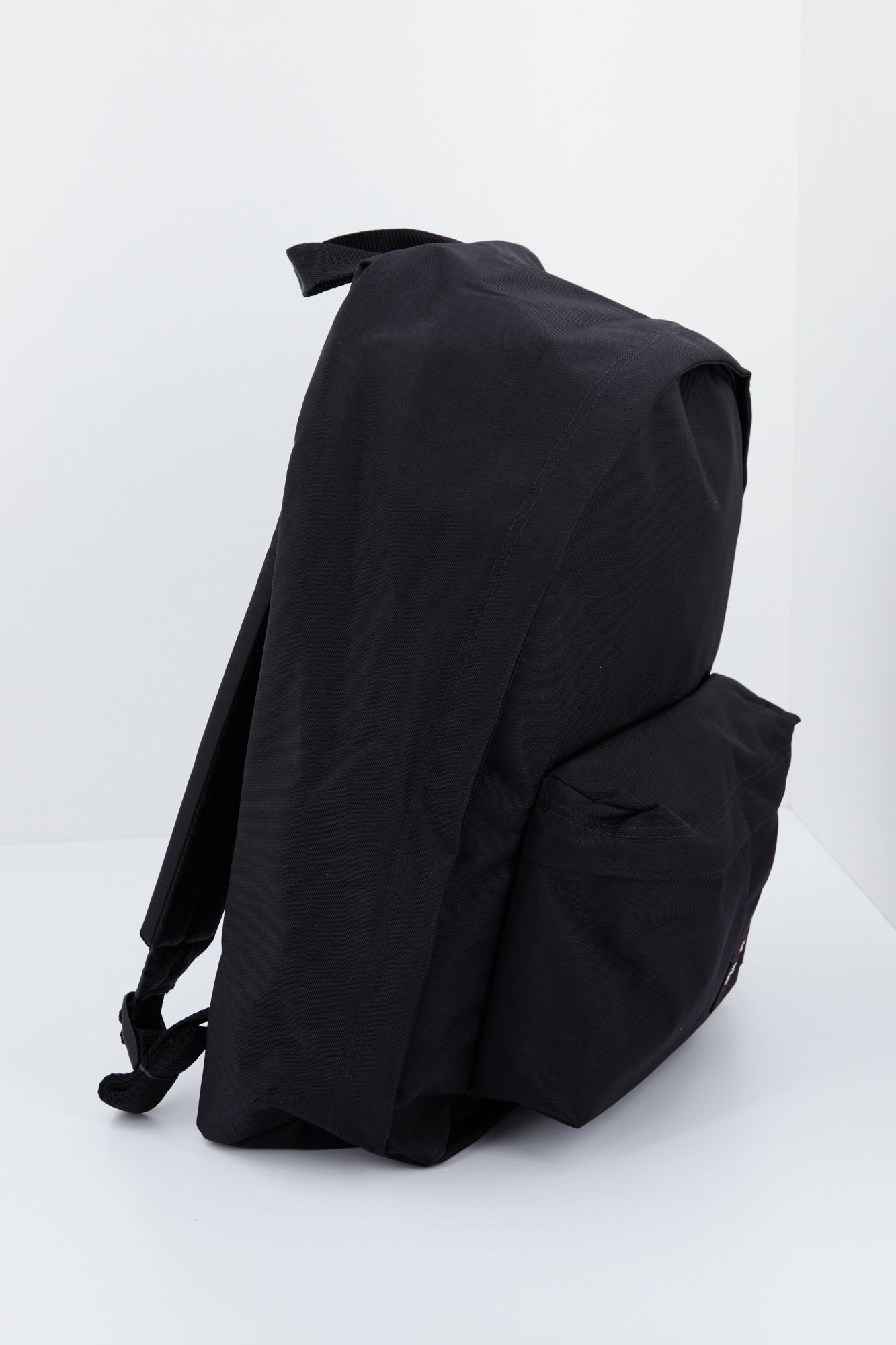 EASTPAK EK767008 en color NEGRO (2)