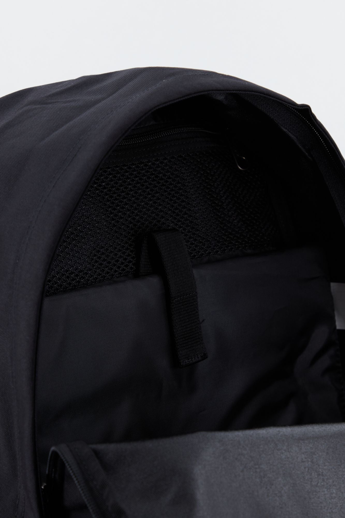 EASTPAK EK767008 en color NEGRO (4)