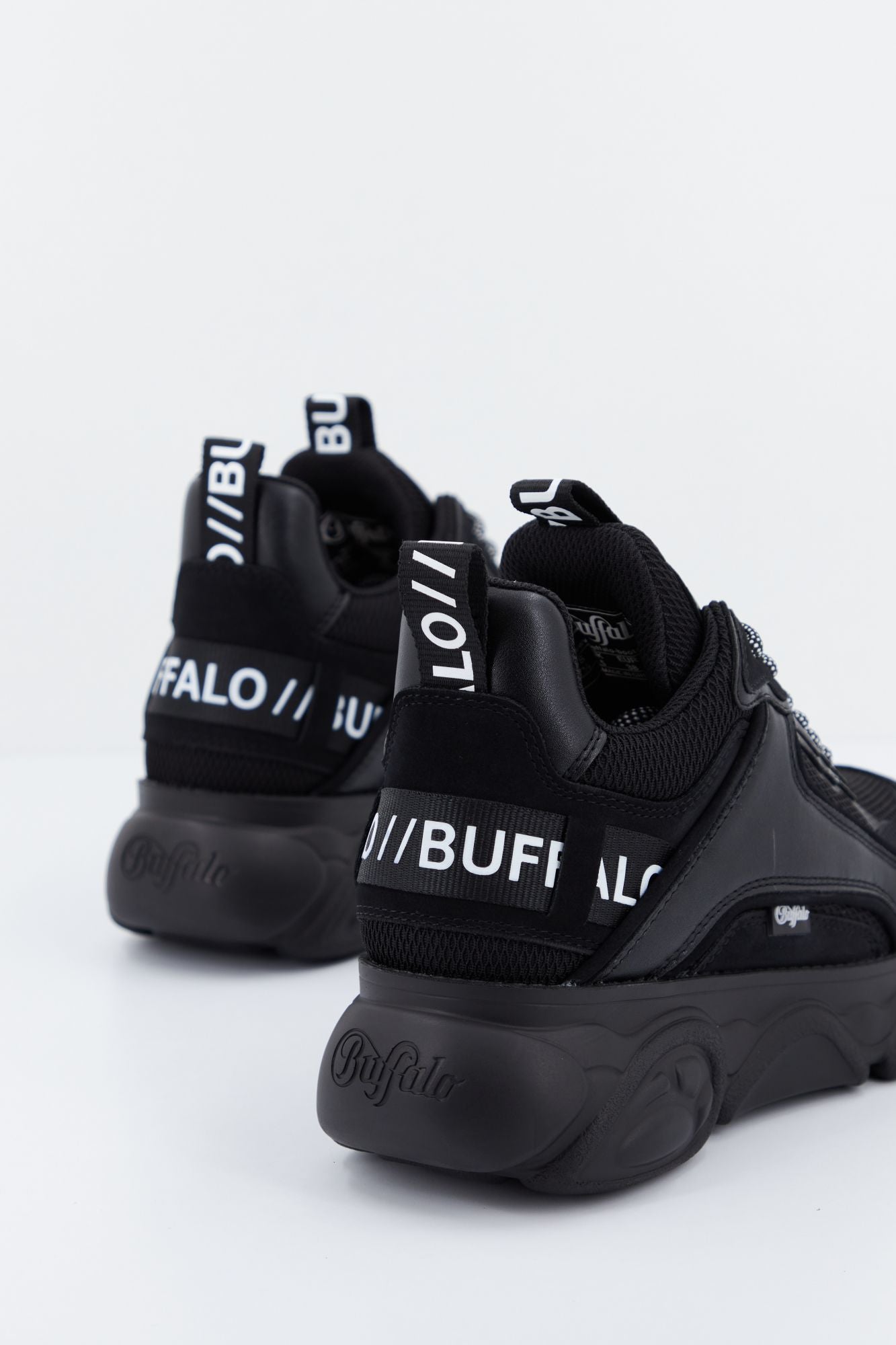 BUFFALO CLD CHAI VEGAN en color NEGRO (3)