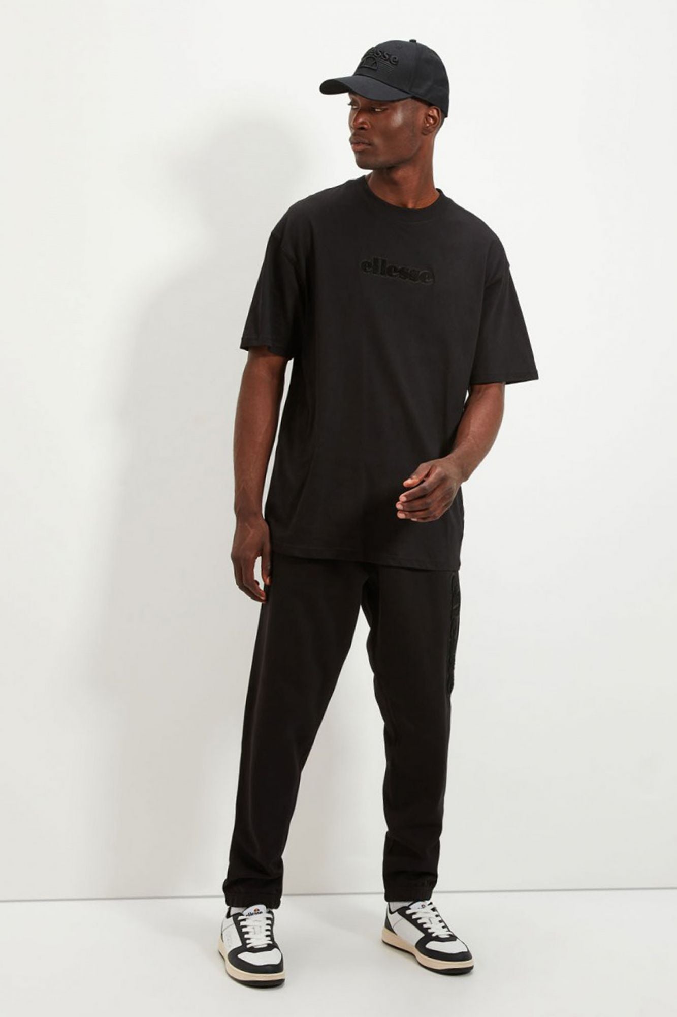 ELLESSE GARSI JOG PANT en color NEGRO (2)