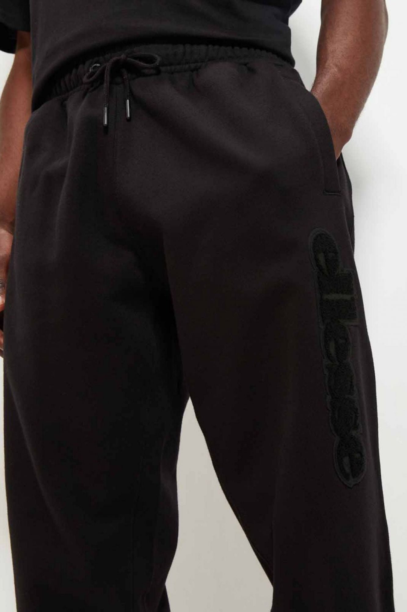 ELLESSE GARSI JOG PANT en color NEGRO (4)