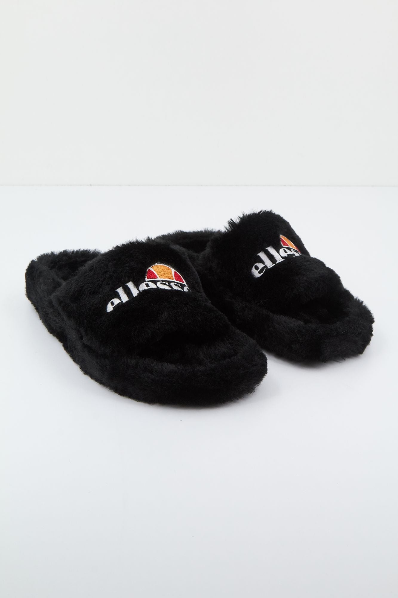 ELLESSE FILIPPO SLIPPER en color NEGRO (1)