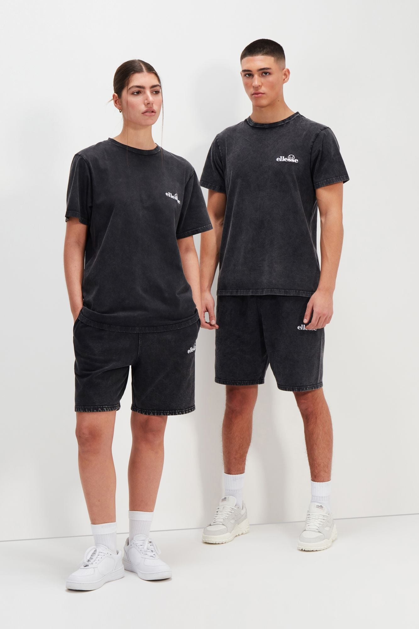 ELLESSE MESMERY TEE en color NEGRO (4)