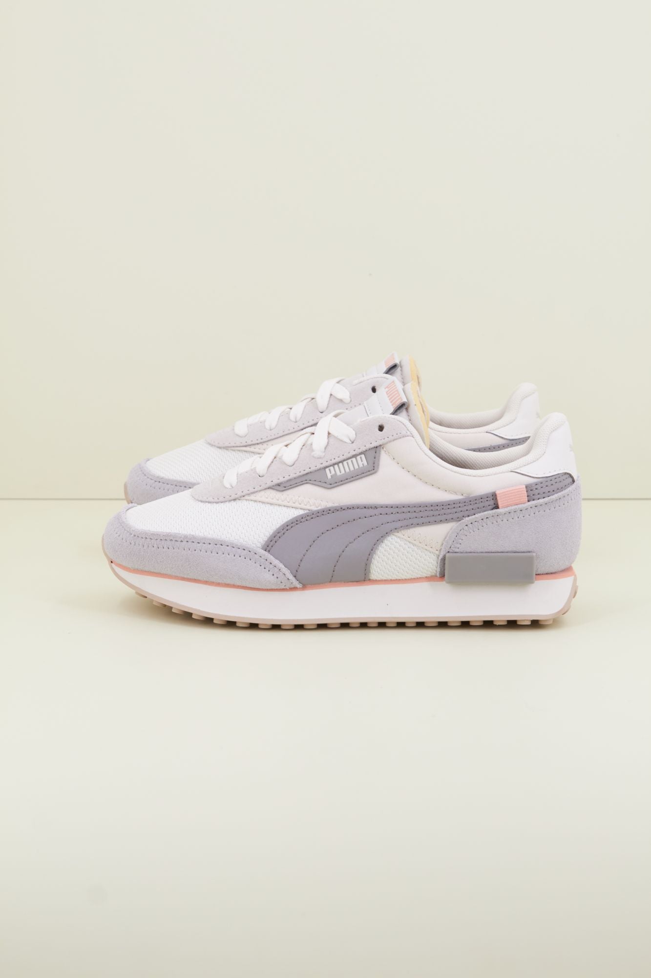 PUMA FUTURE RIDER SOF en color BLANCO (1)