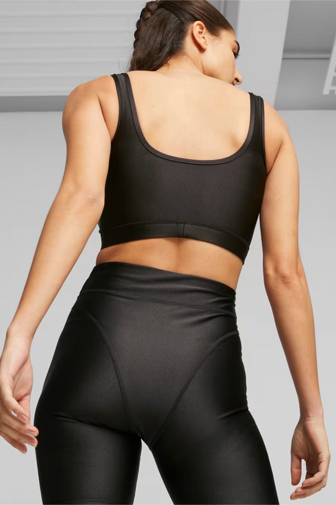 PUMA DARE TO CROP TOP en color NEGRO (3)