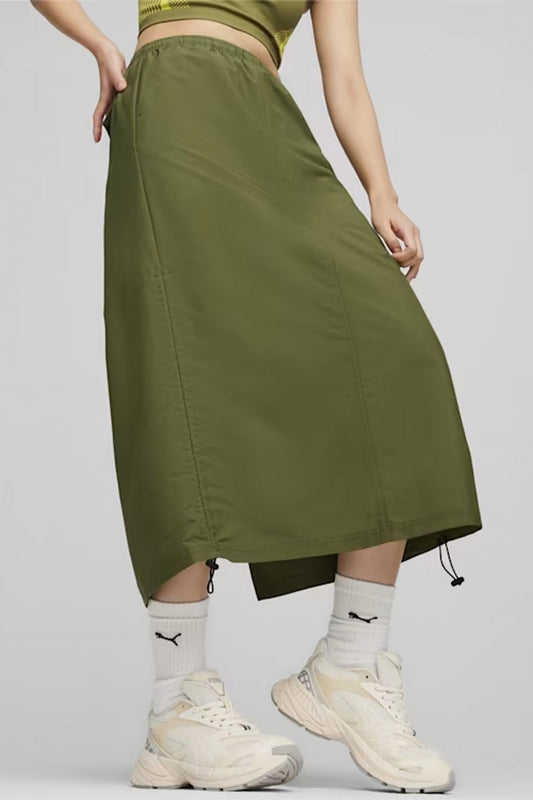 PUMA DARE TO MIDI WOVEN SKIRT en color VERDE (1)