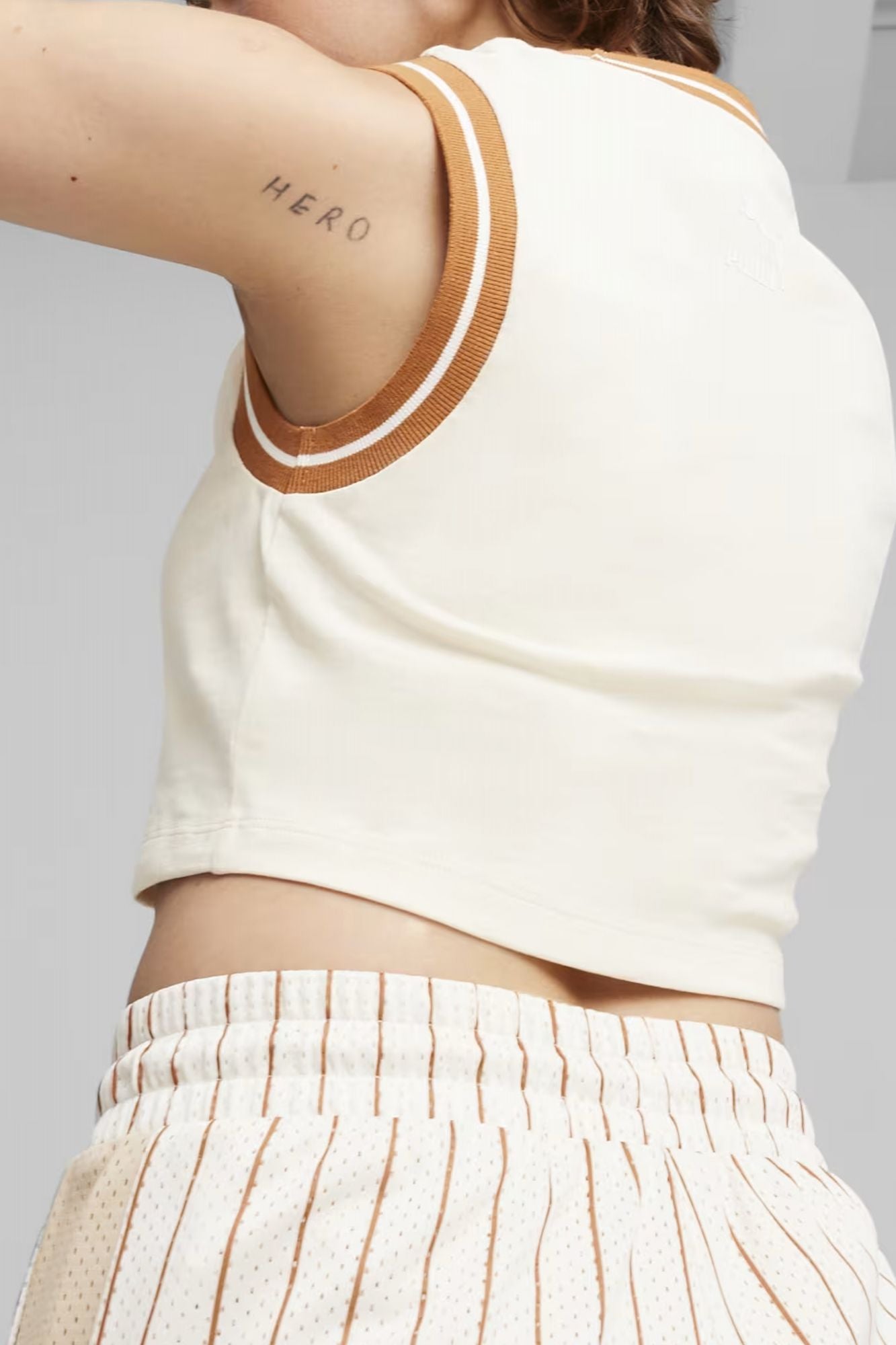 PUMA GRAPHIC CROPPED TEE en color BLANCO (3)