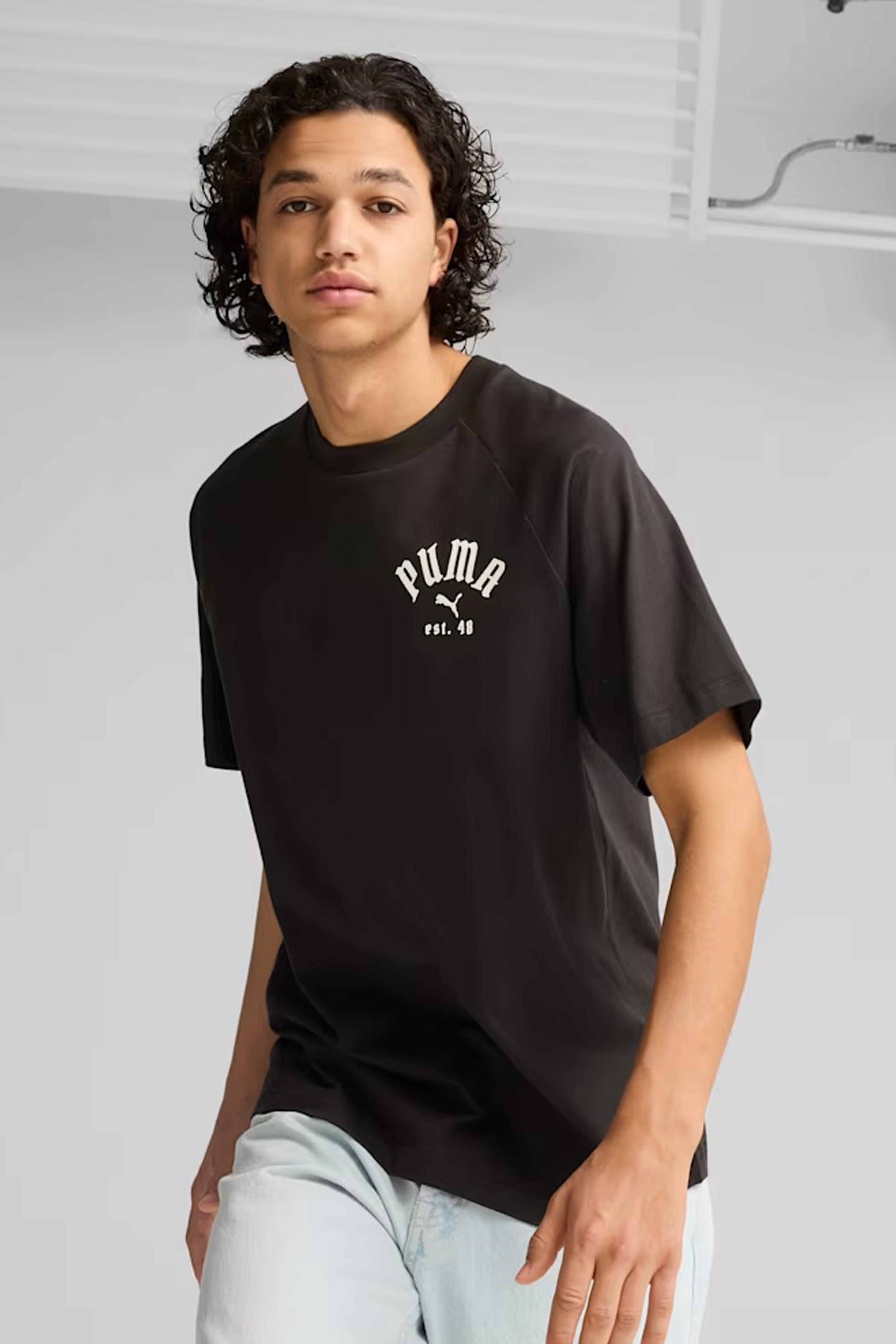 PUMA  CLASSICS RELAXED GRAPHIC T en color NEGRO (1)