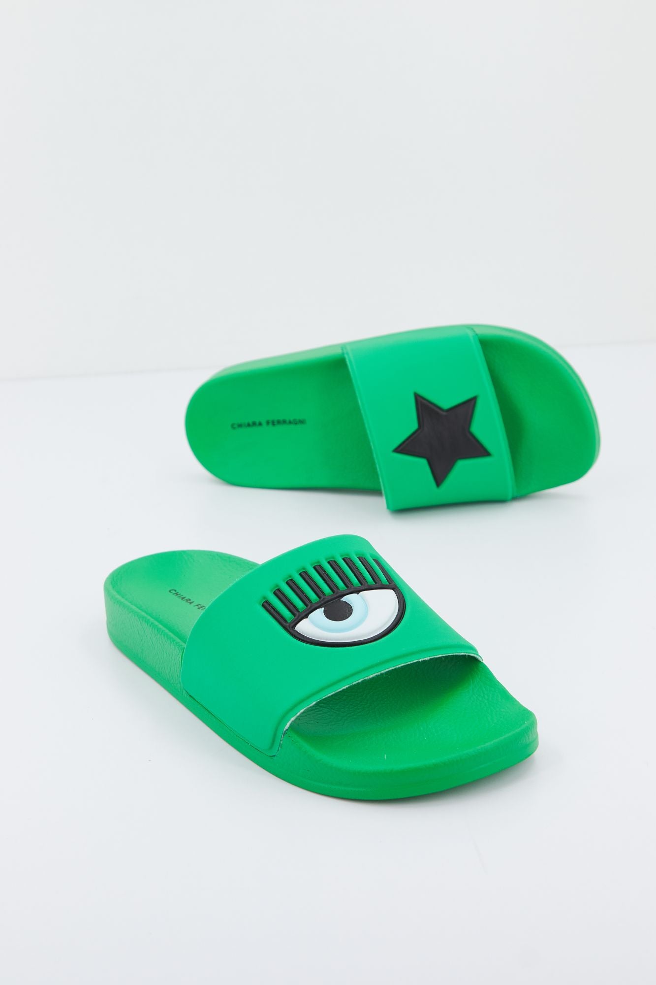 CHIARA FERRAGNI EYE STAR SLIDERS en color VERDE (1)