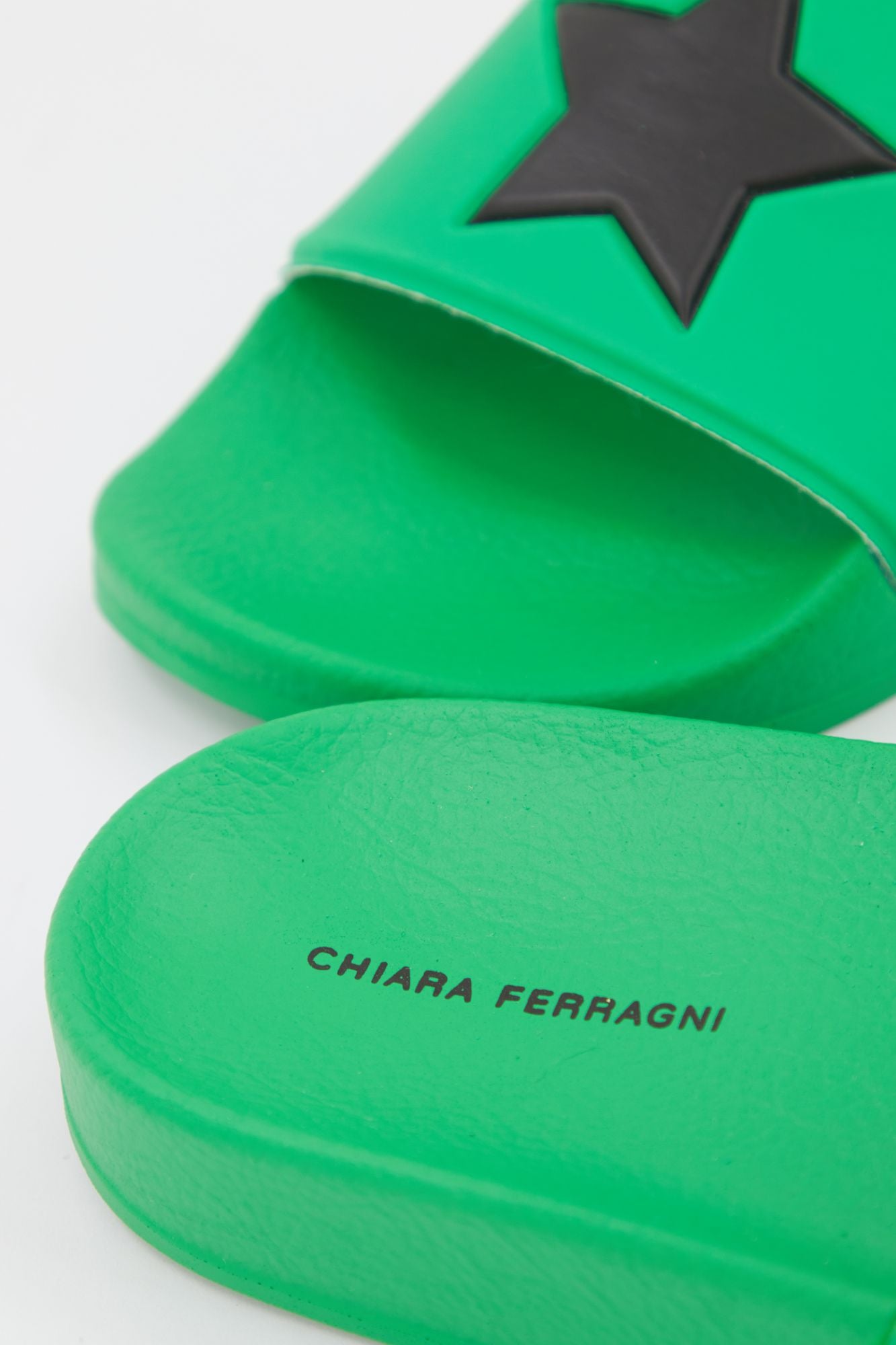 CHIARA FERRAGNI EYE STAR SLIDERS en color VERDE (4)