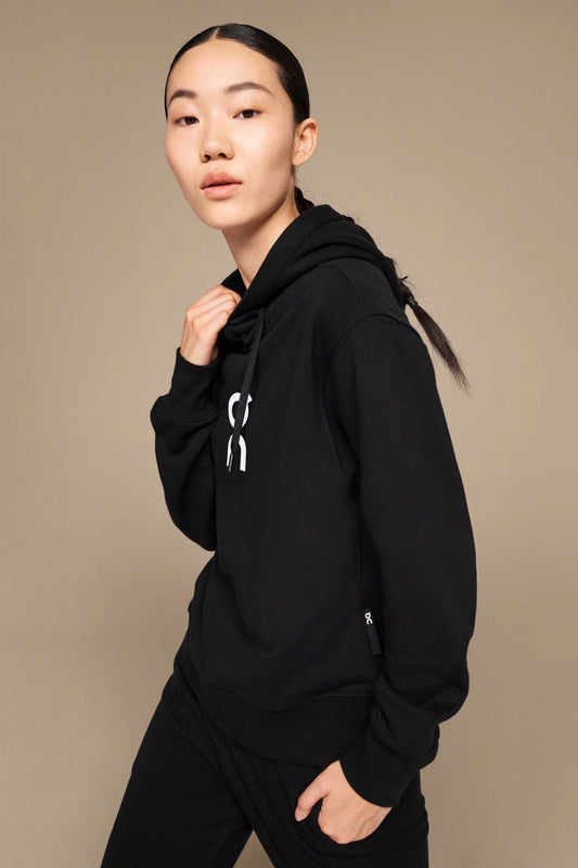 ON RUNNING CLUB HOODIE en color NEGRO (1)