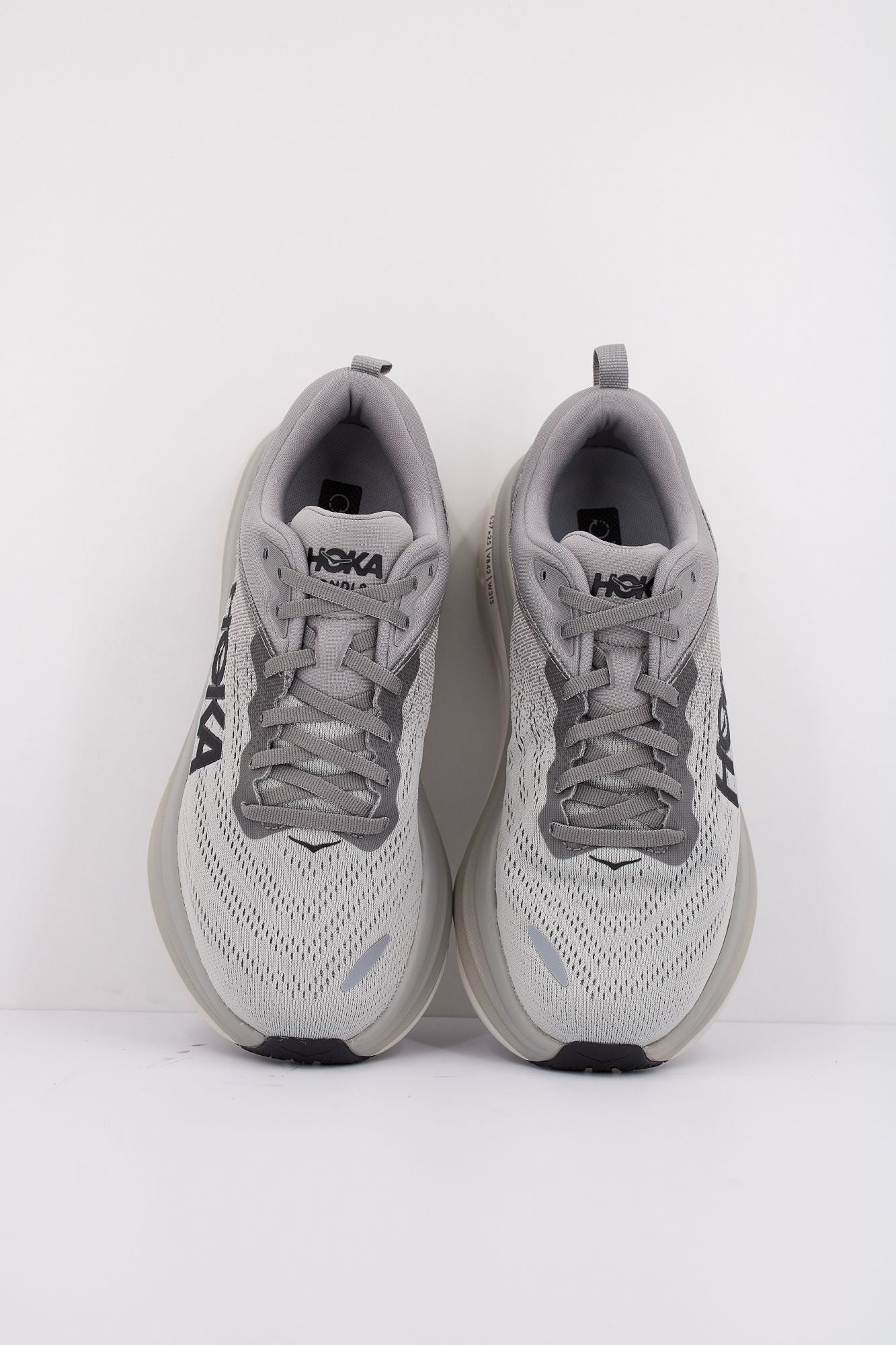 HOKA BONDI 8 en color GRIS (3)