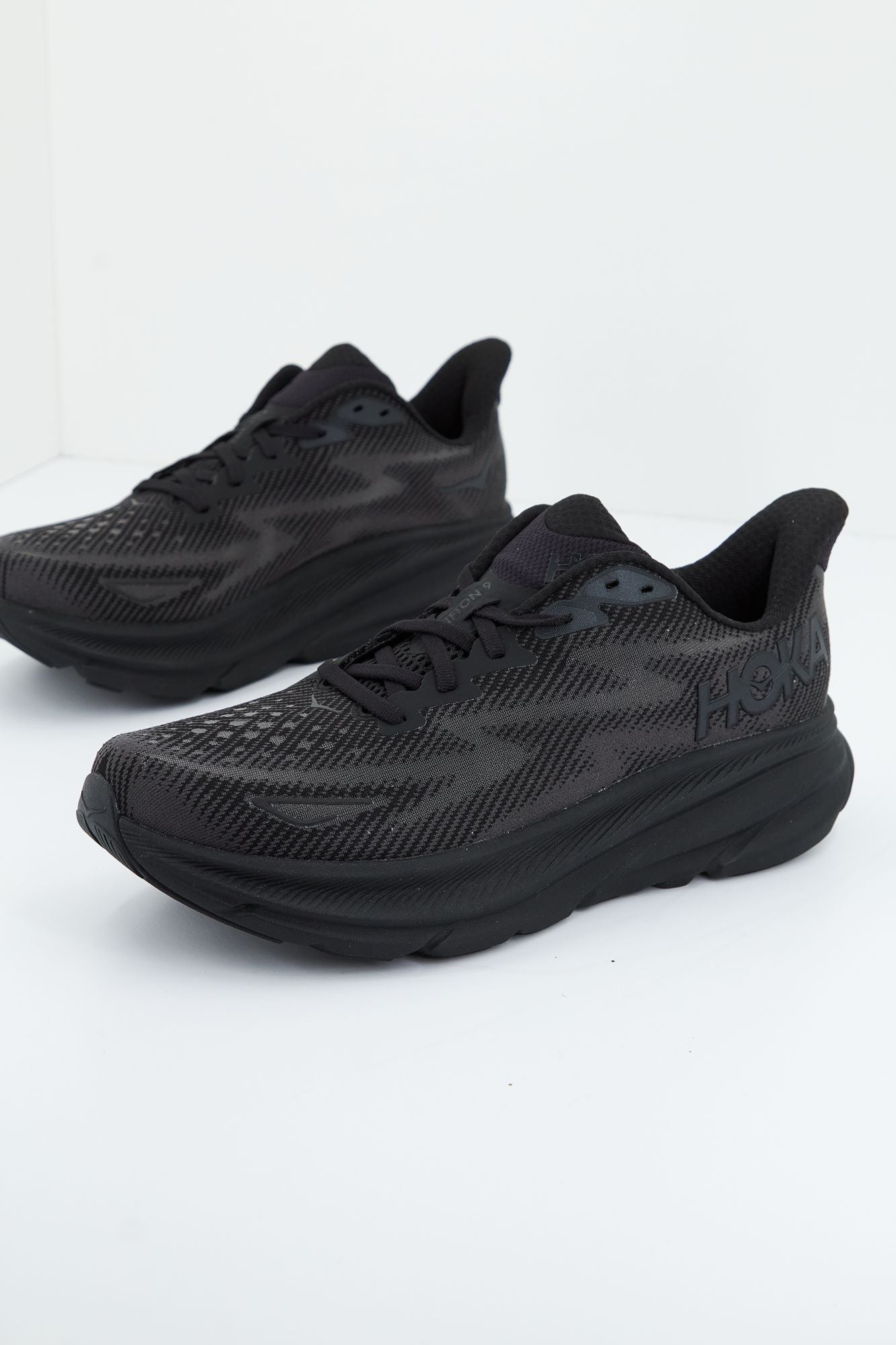 HOKA M CLIFTON 9 en color NEGRO (1)