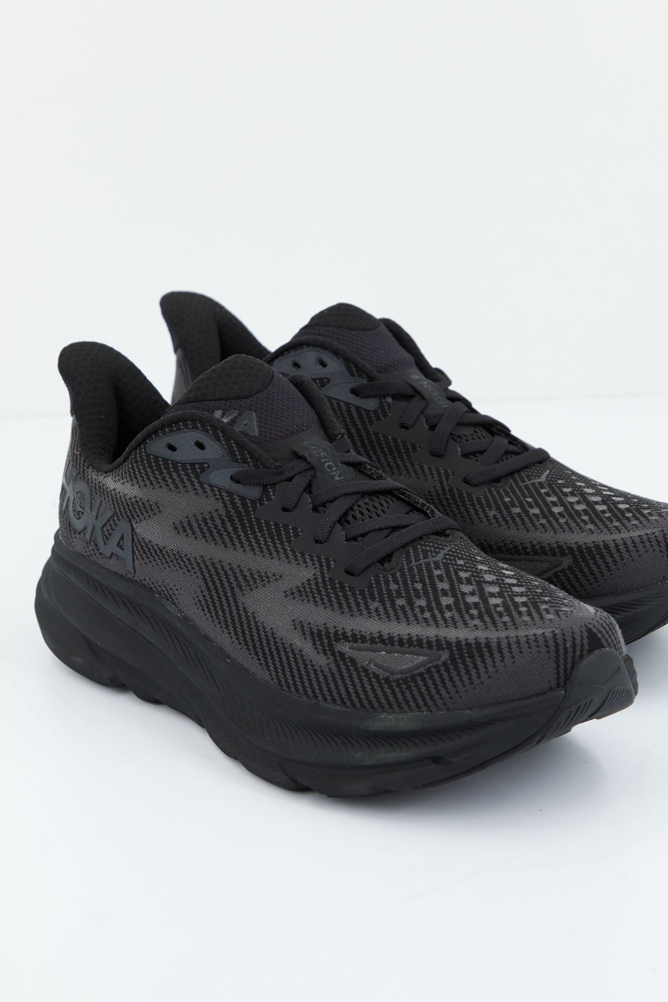 HOKA M CLIFTON 9 en color NEGRO (2)