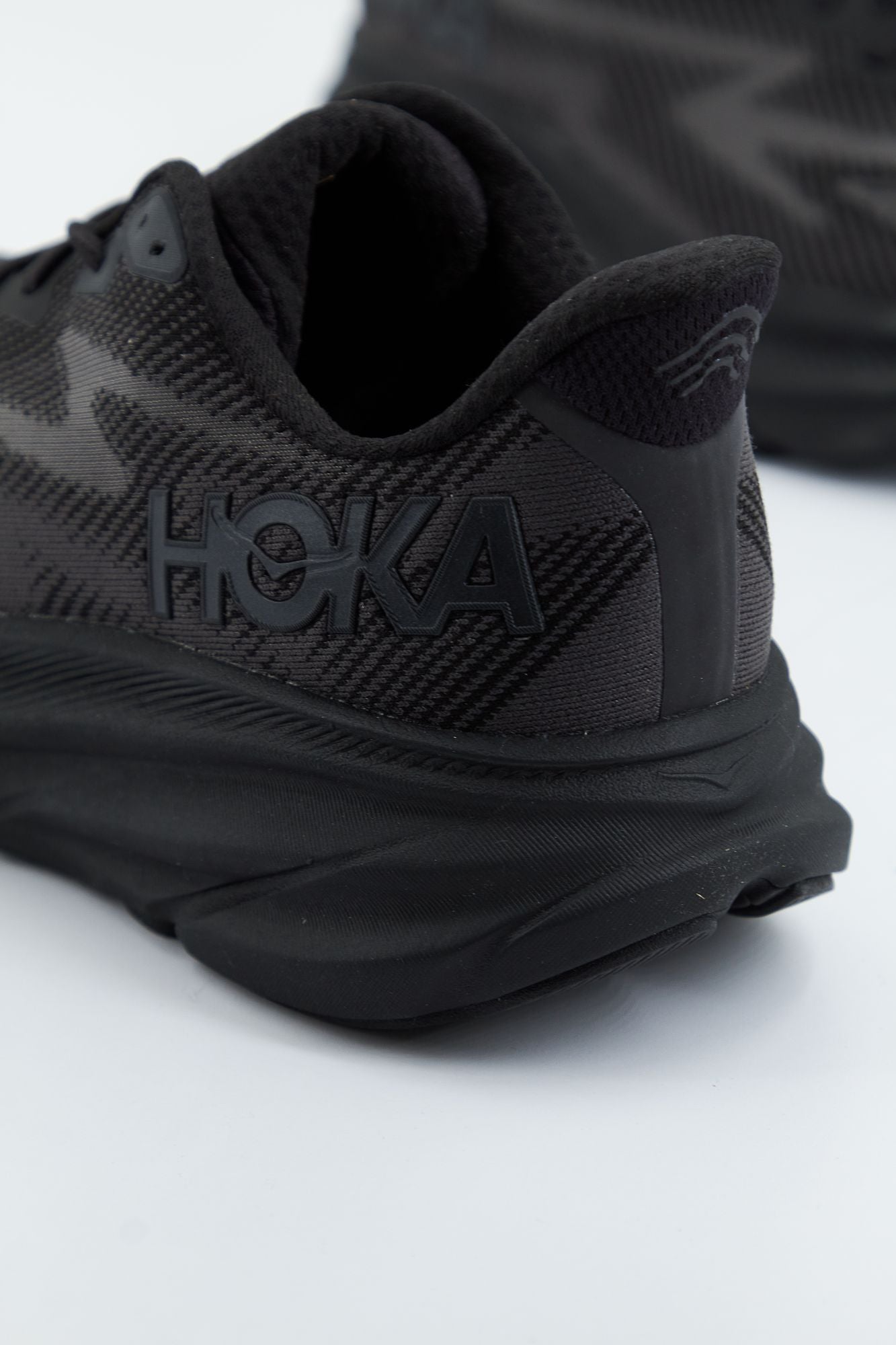 HOKA M CLIFTON 9 en color NEGRO (3)