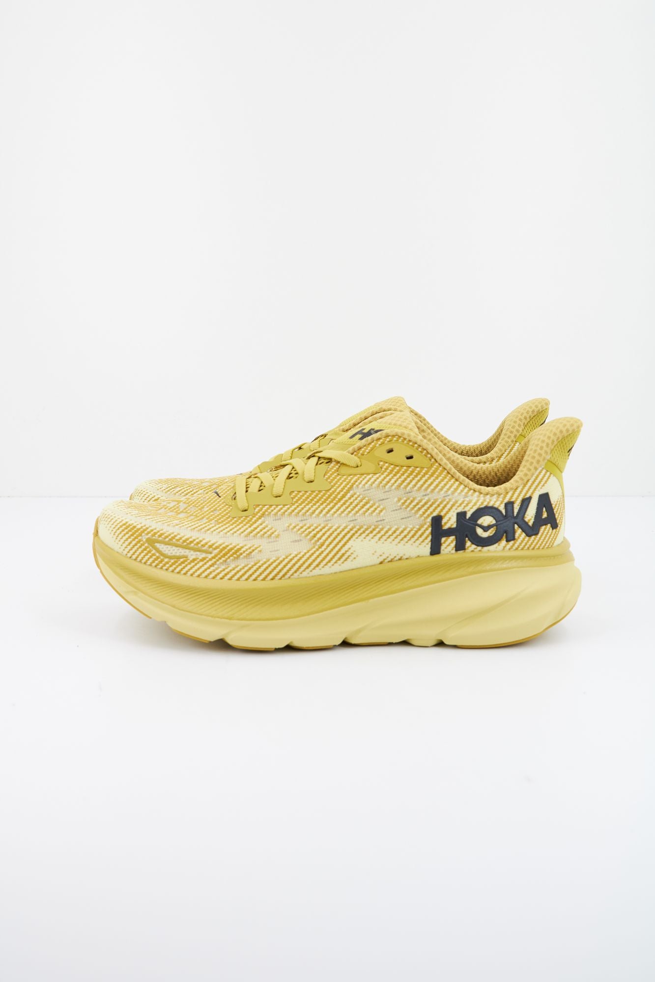 HOKA M CLIFTON 9 en color AMARILLO (1)