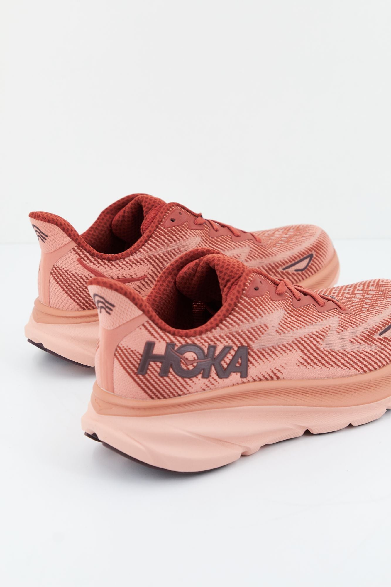 HOKA M CLIFTON 9 en color ROSA (3)