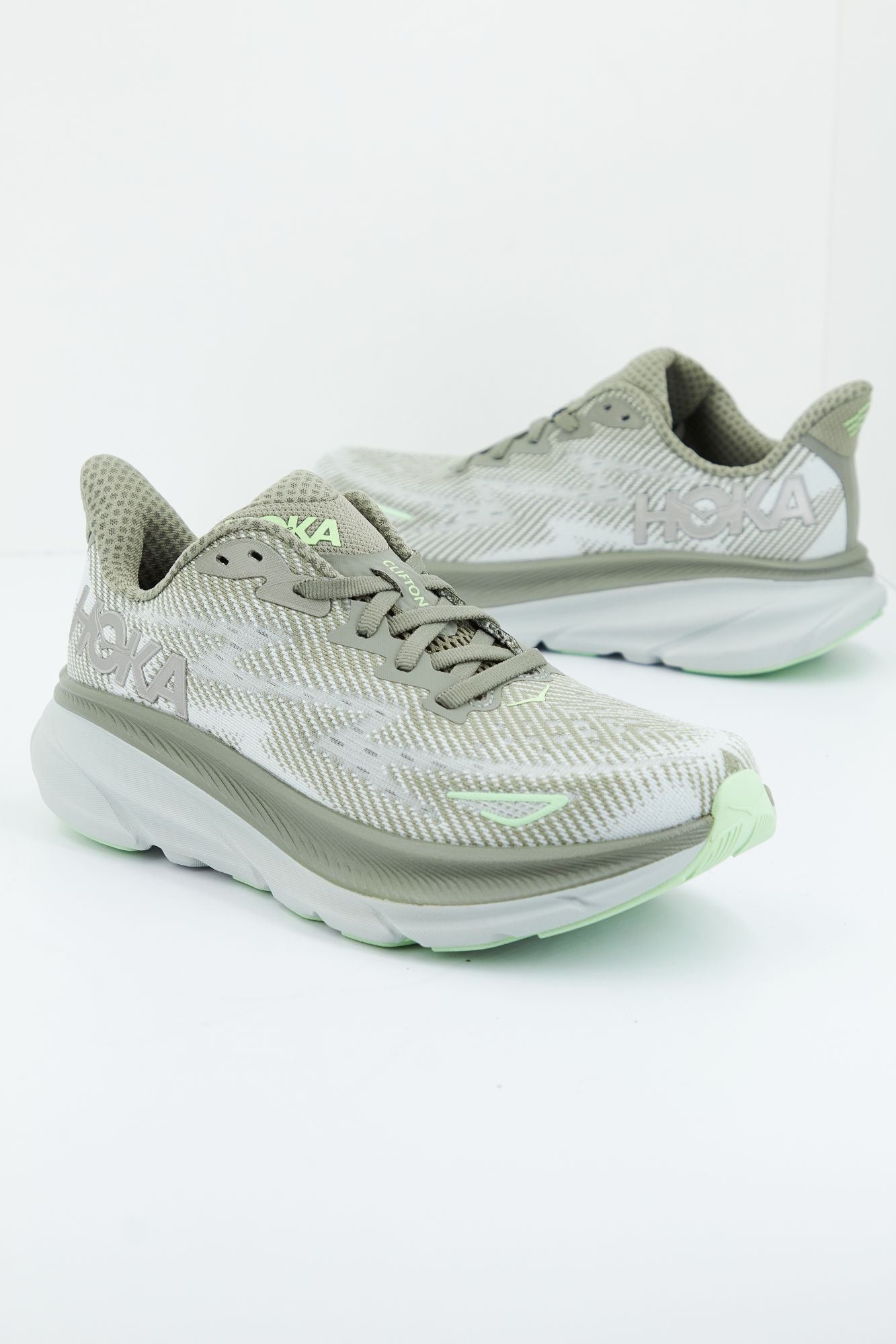 HOKA W CLIFTON 9 en color VERDE (1)