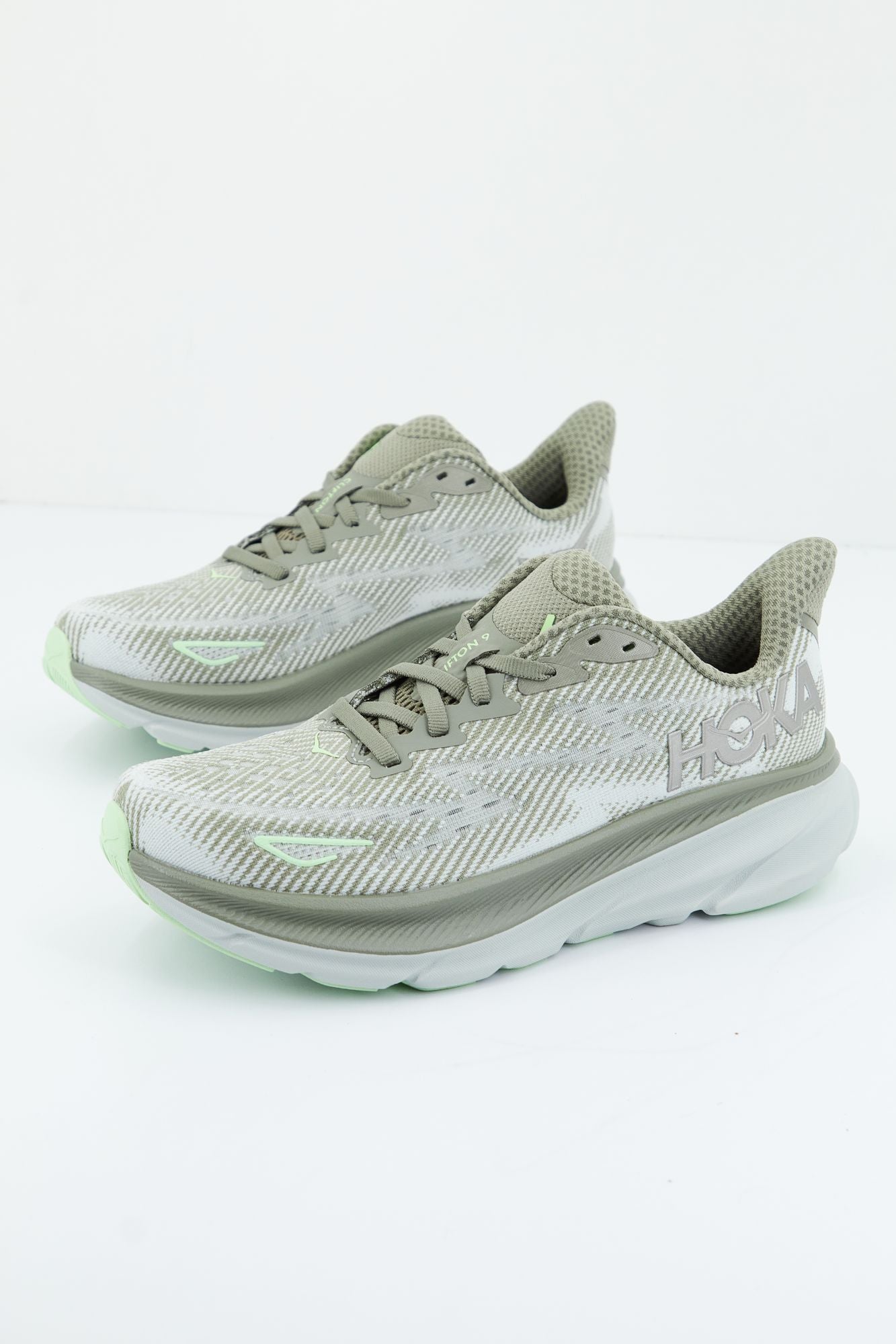 HOKA W CLIFTON 9 en color VERDE (2)