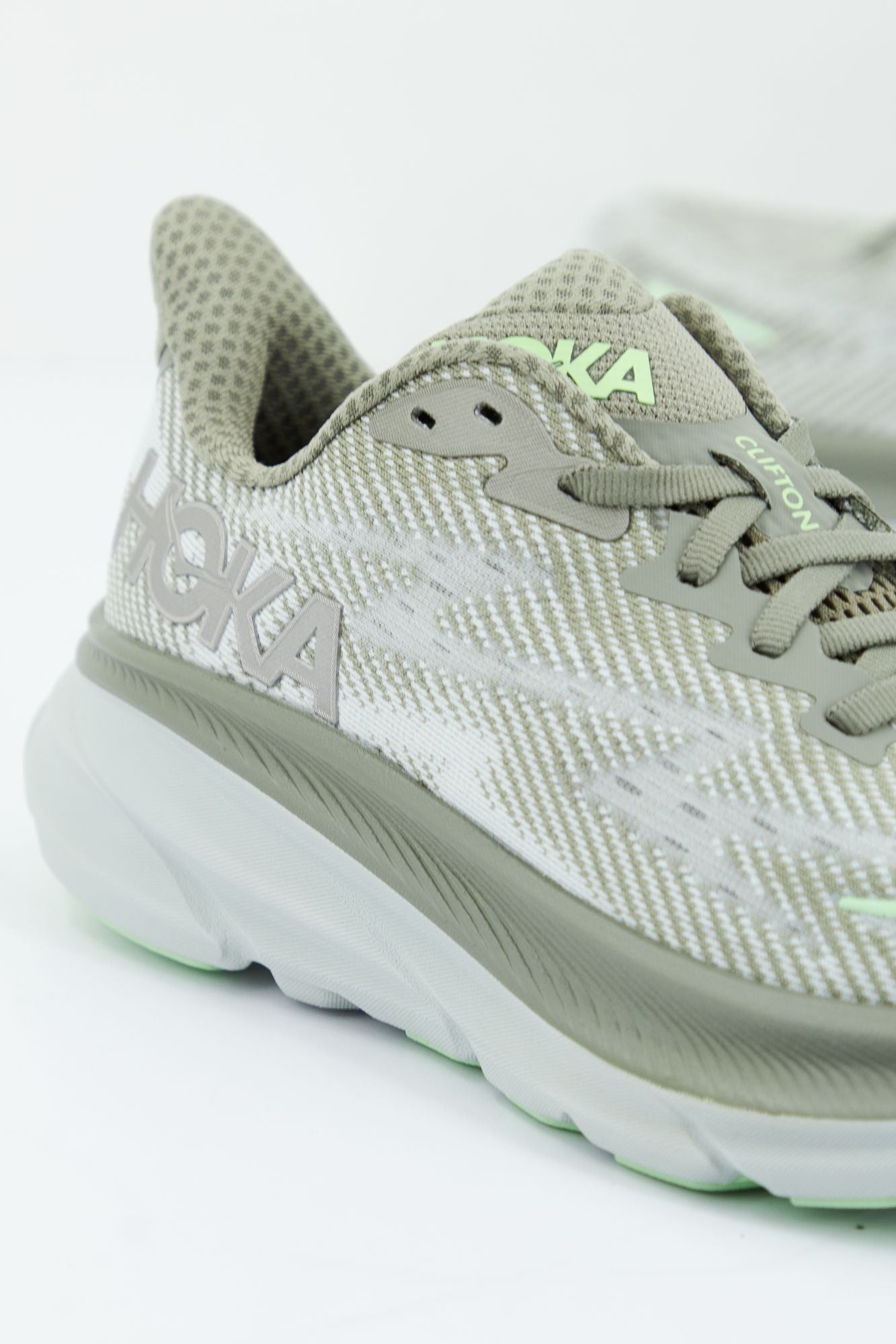 HOKA W CLIFTON 9 en color VERDE (4)