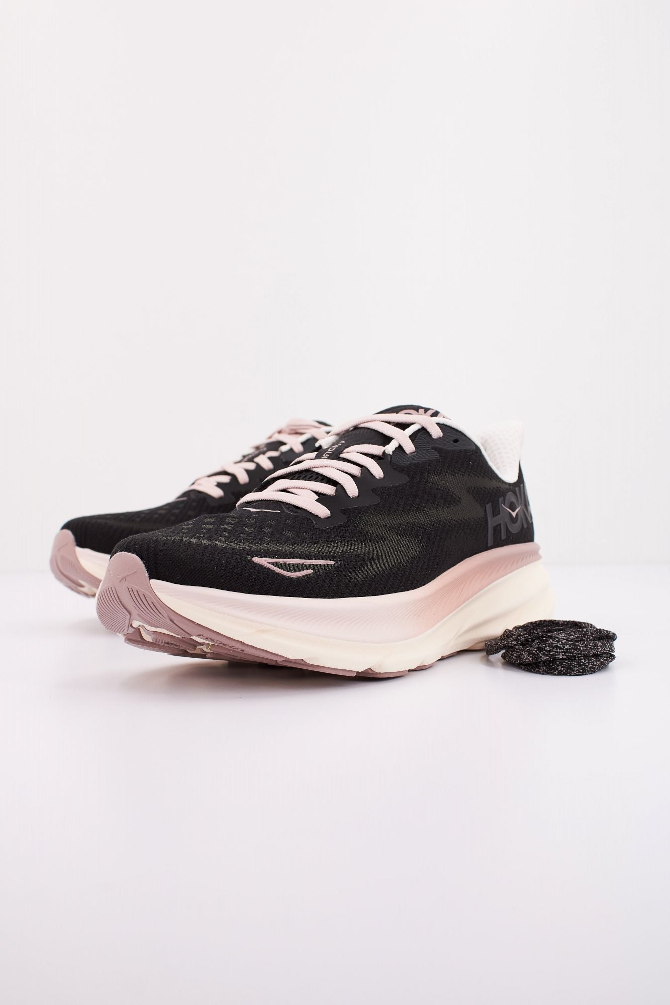 HOKA CLIFTON 9 en color NEGRO (2)