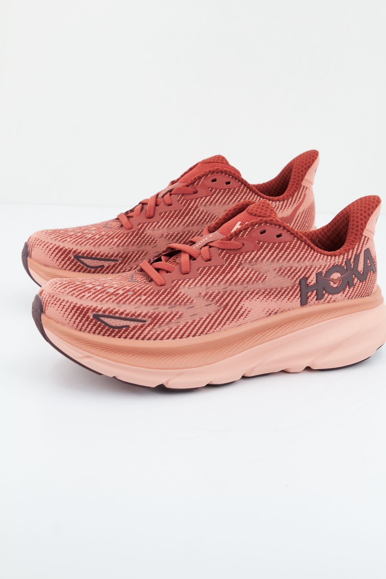 HOKA W CLIFTON 9 en color ROSA (2)