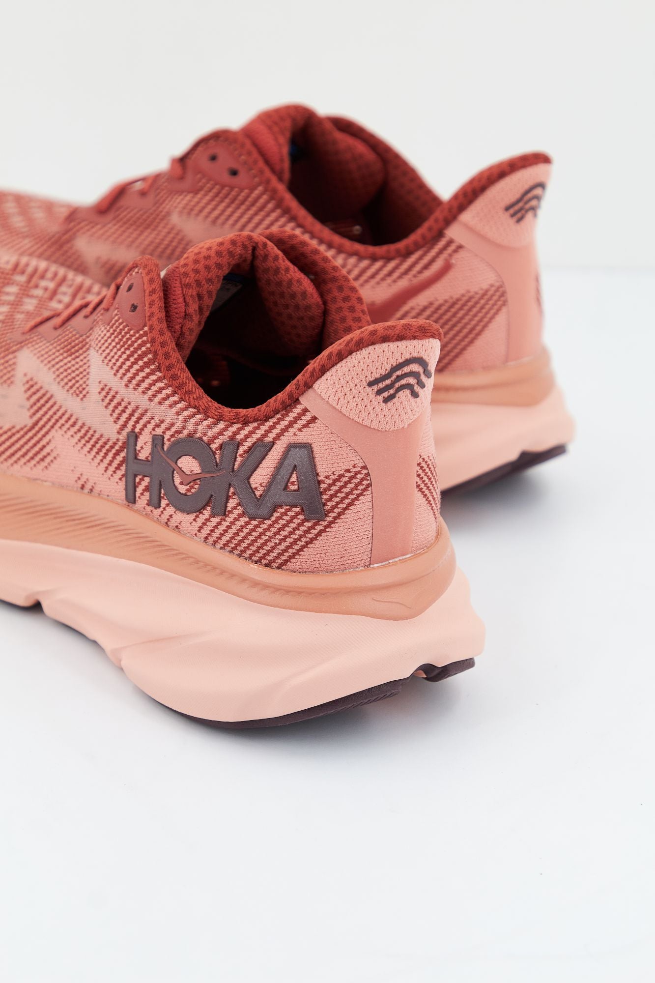 HOKA W CLIFTON 9 en color ROSA (3)