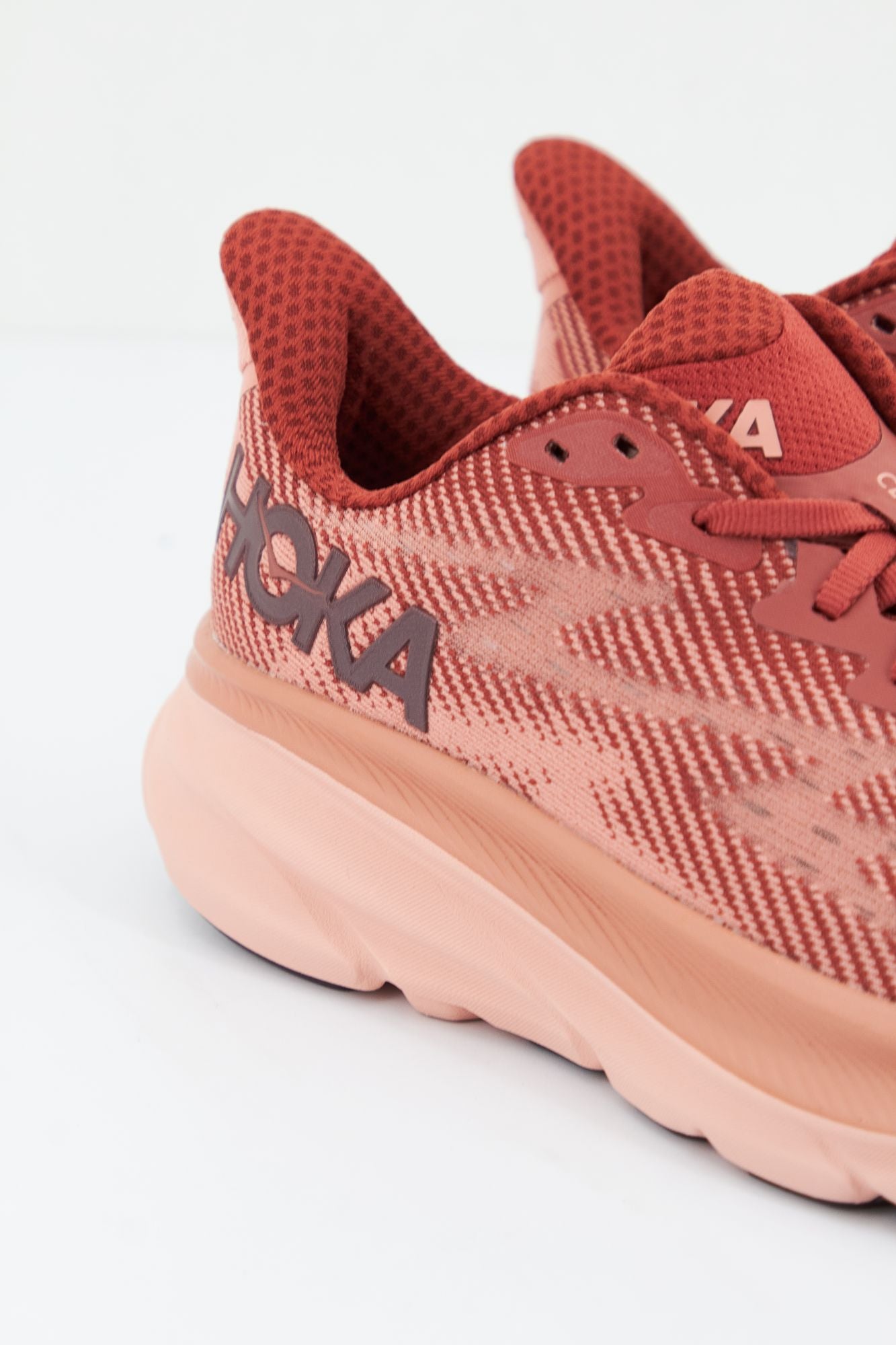 HOKA W CLIFTON 9 en color ROSA (4)