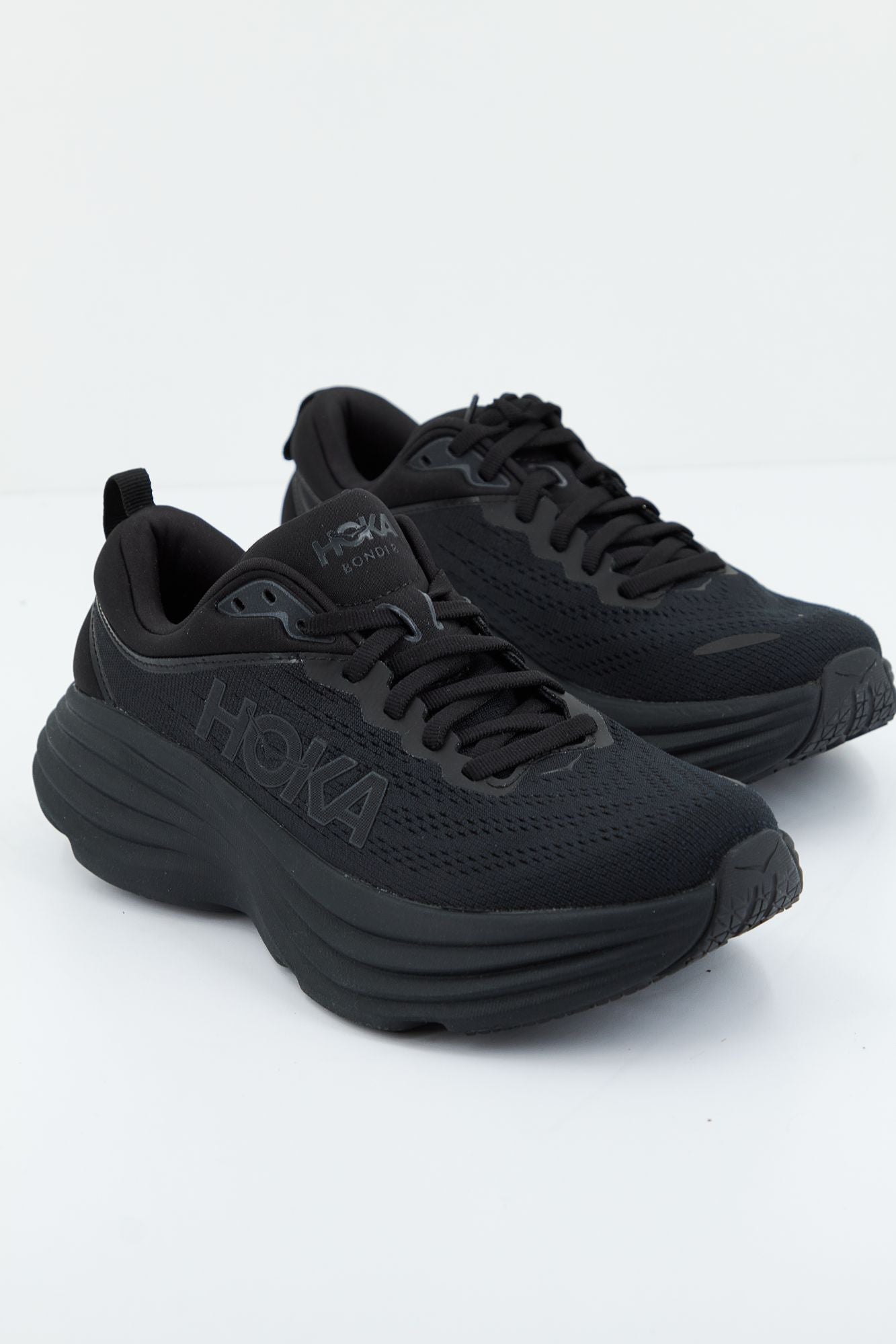 HOKA W BONDI 8 en color NEGRO (1)