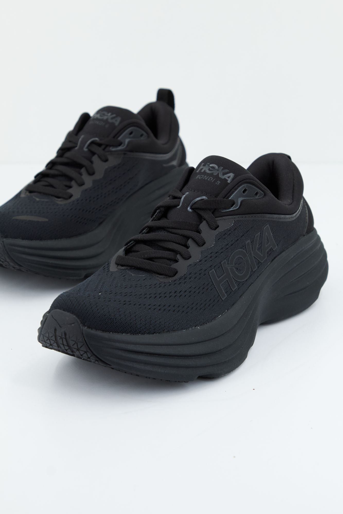 HOKA W BONDI 8 en color NEGRO (2)