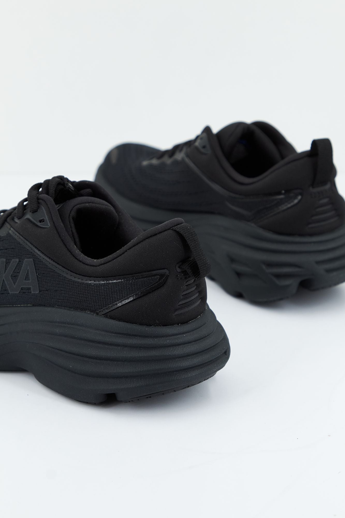 HOKA W BONDI 8 en color NEGRO (3)