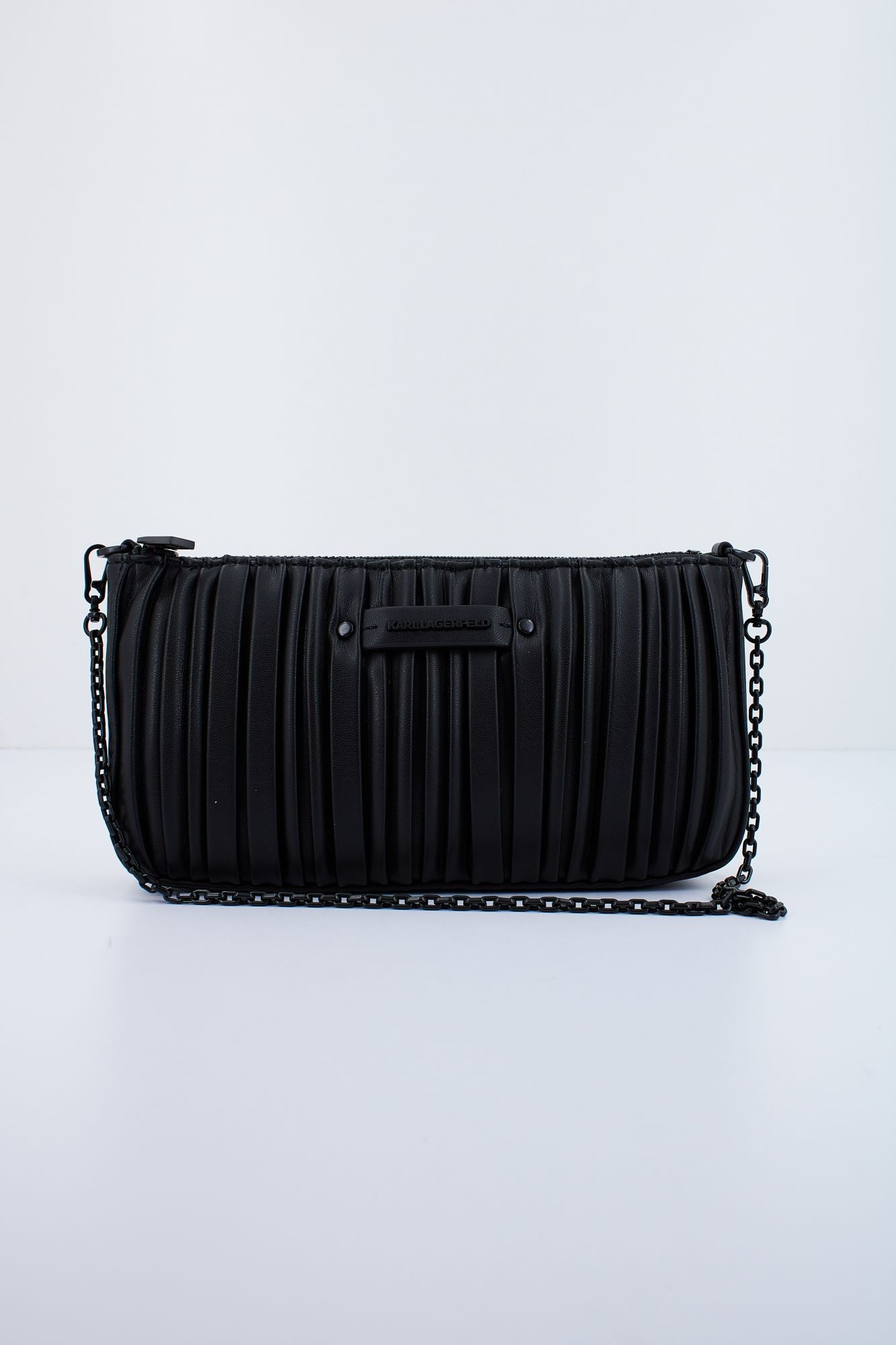 KARL LAGERFELD KUSHION SHOULDER POUCH en color NEGRO (1)