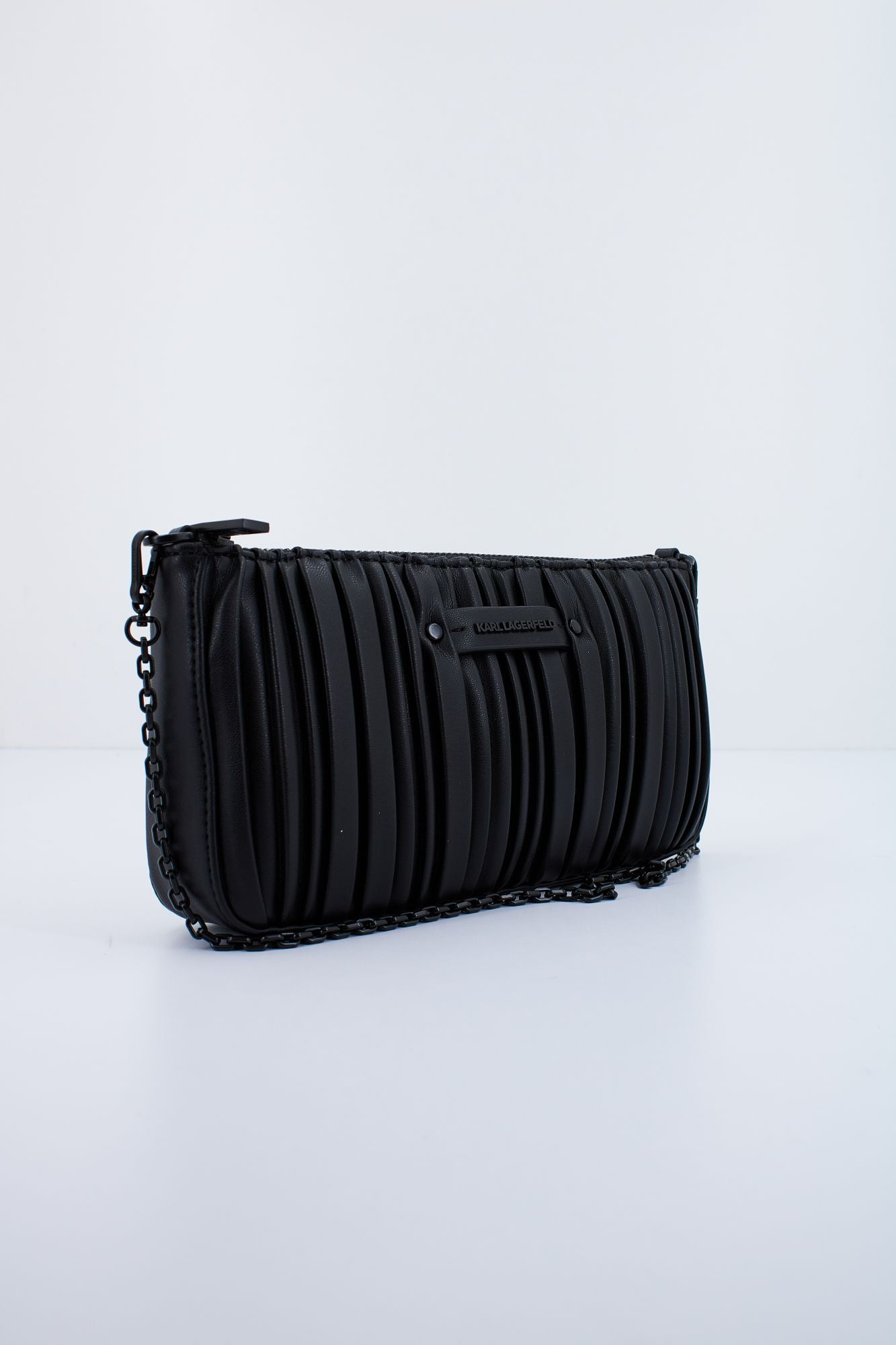 KARL LAGERFELD KUSHION SHOULDER POUCH en color NEGRO (2)