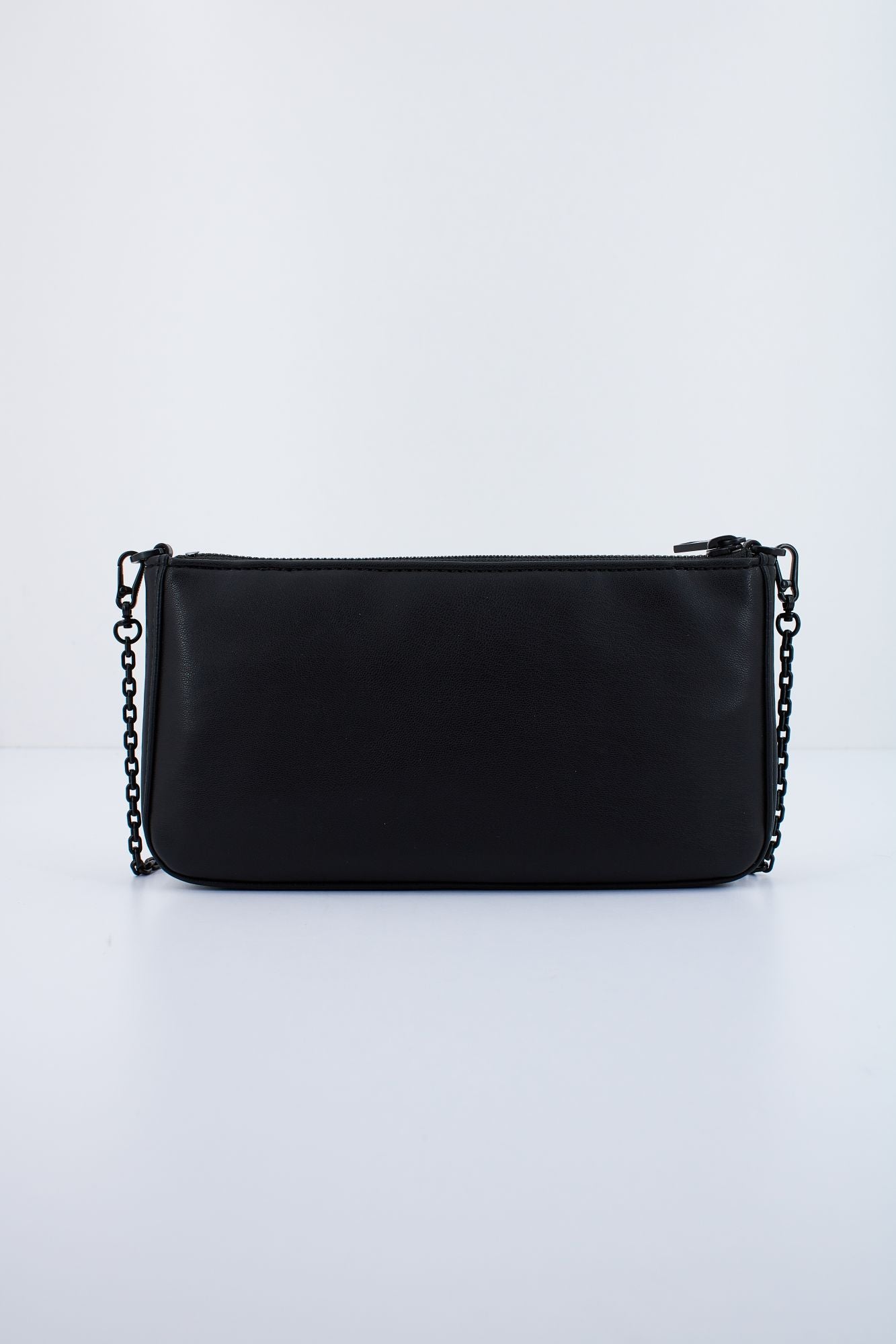 KARL LAGERFELD KUSHION SHOULDER POUCH en color NEGRO (3)