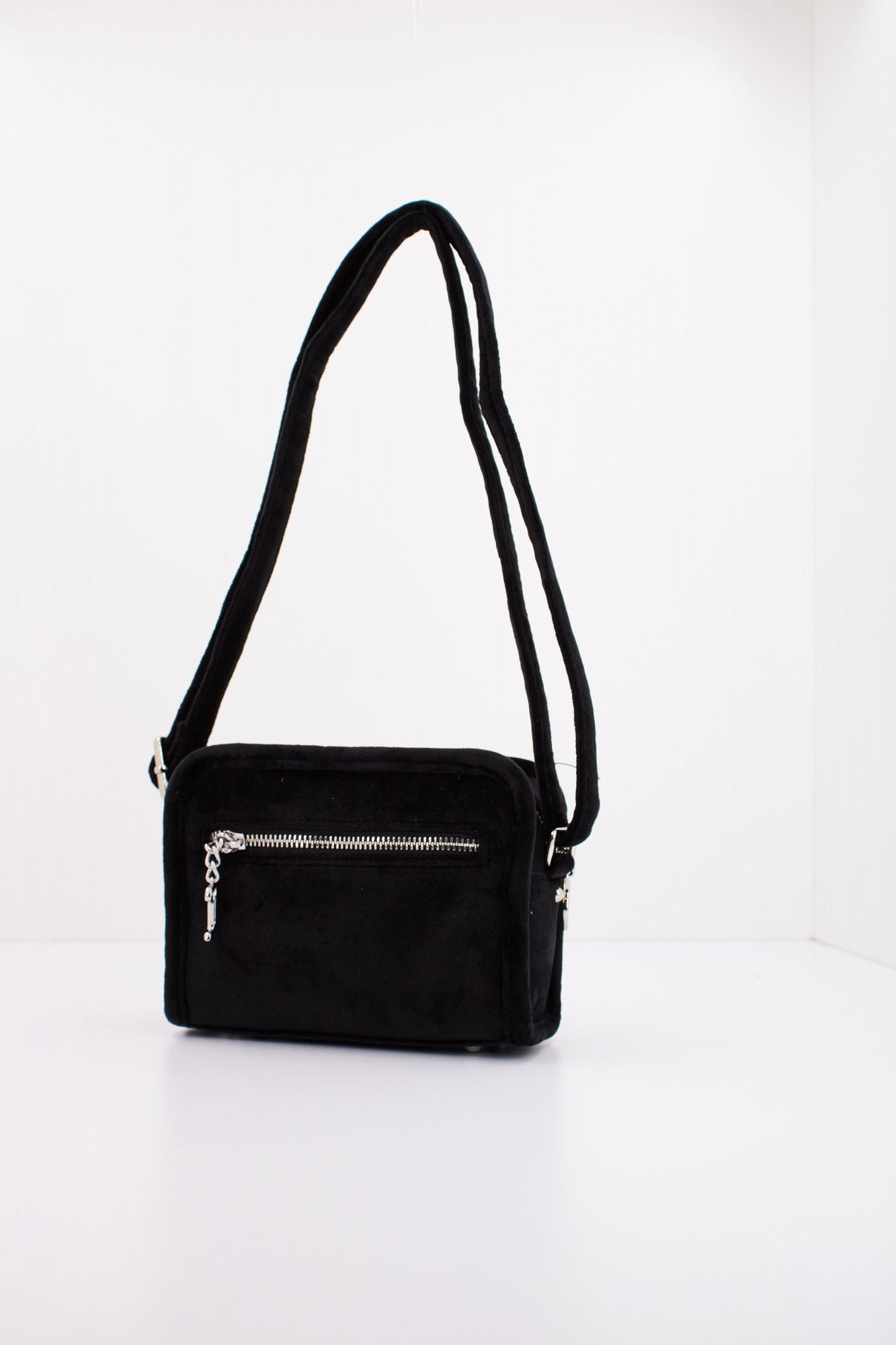 JUICY COUTURE  KIMBERLY CROSSBODY en color NEGRO (3)