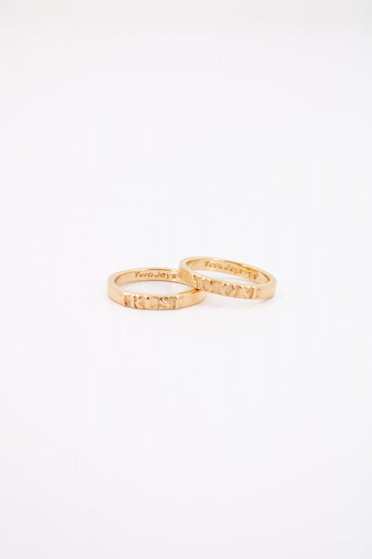 TWOJEYS TRUST NO ONE RING SET en color ORO (1)