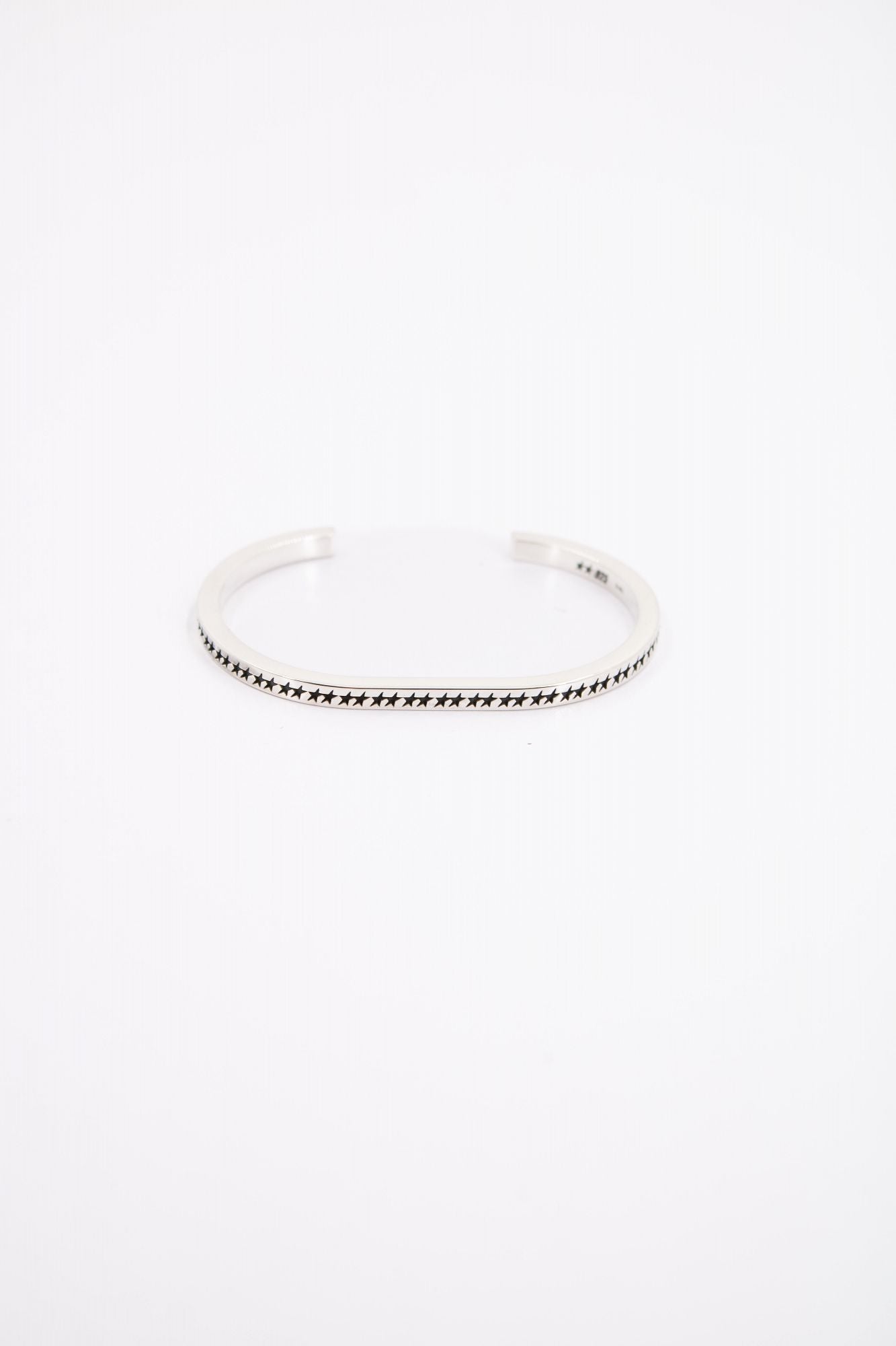 TWOJEYS  ICON MONOGRAM BANGLE S en color PLATA (1)