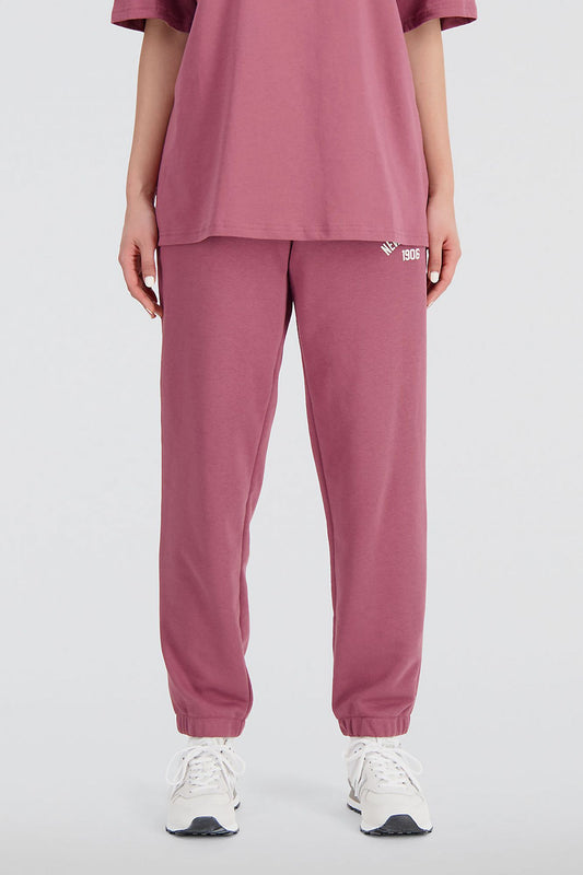 NEW BALANCE ESSENTIALS FLEECE PANT en color BURDEOS (1)