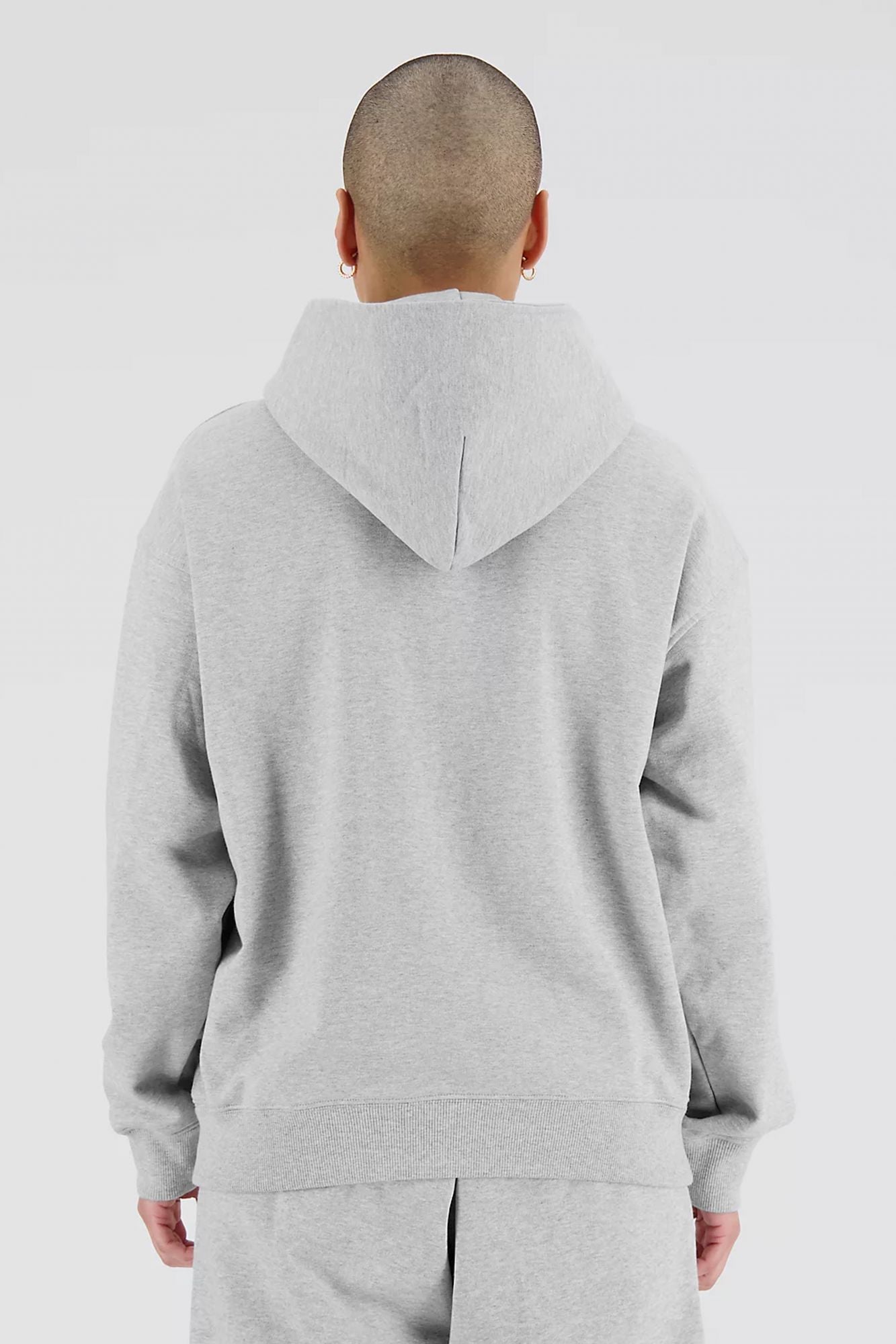 NEW BALANCE ATHLETICS VARSITY HOODIE en color GRIS (3)