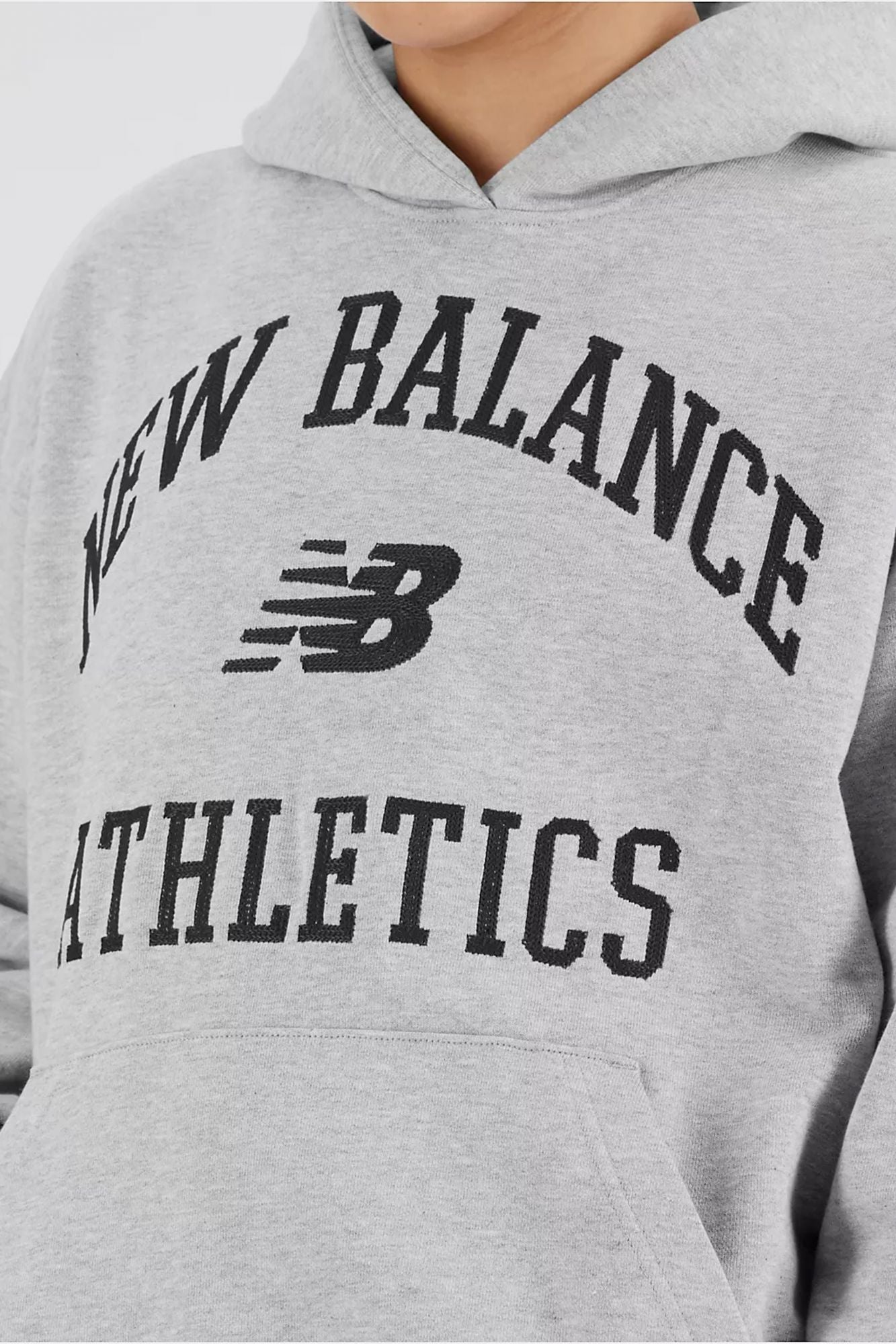 NEW BALANCE ATHLETICS VARSITY HOODIE en color GRIS (4)